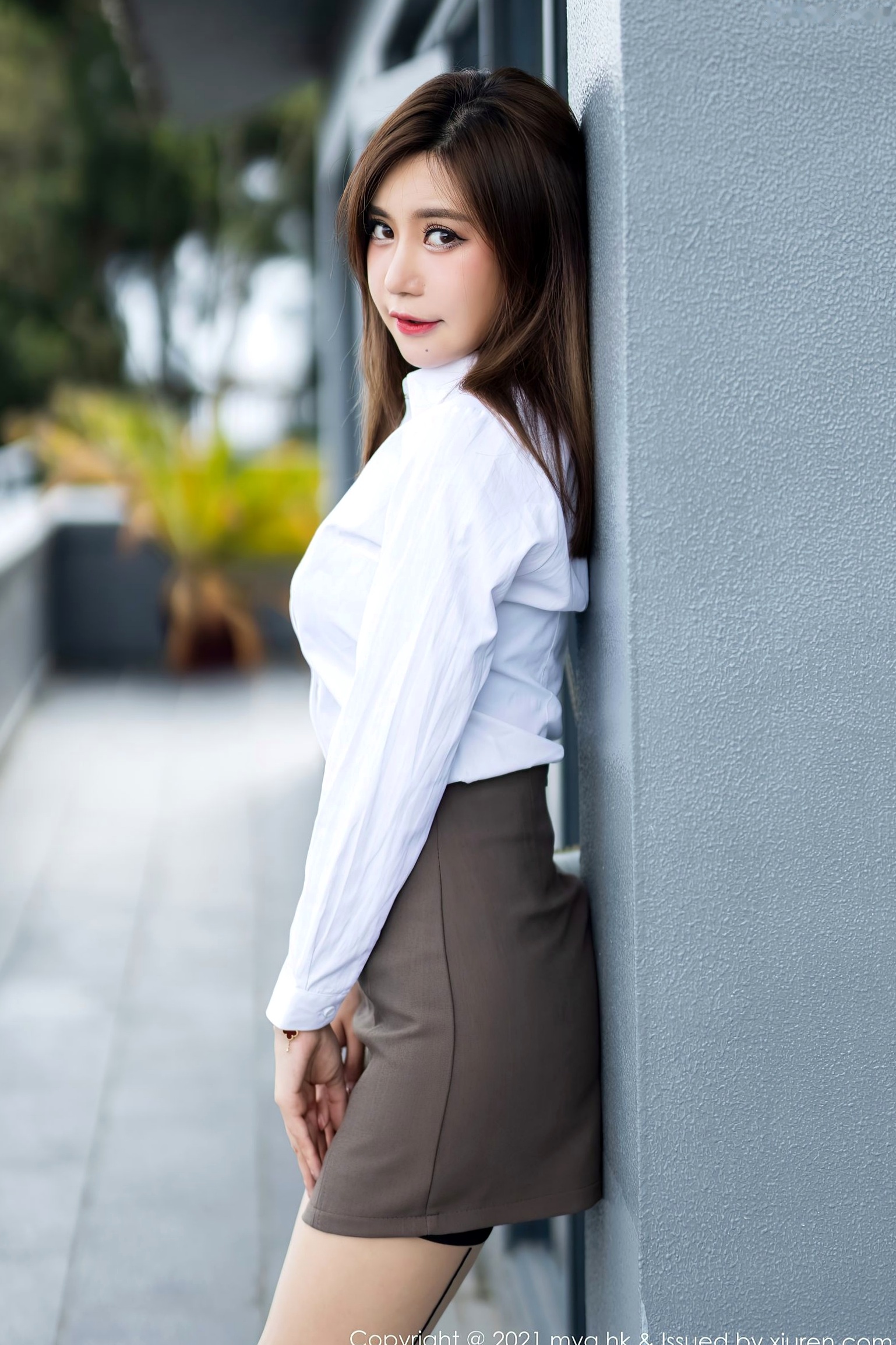 Gallery - 绮里嘉Carina：白衬衫灰短裙职业装诱惑，黑丝吊带私房大尺度，美媛馆精选都市丽人风情旅拍美媛馆诱惑制服私房照黑丝 女神私房照_秀色女神 - image 8