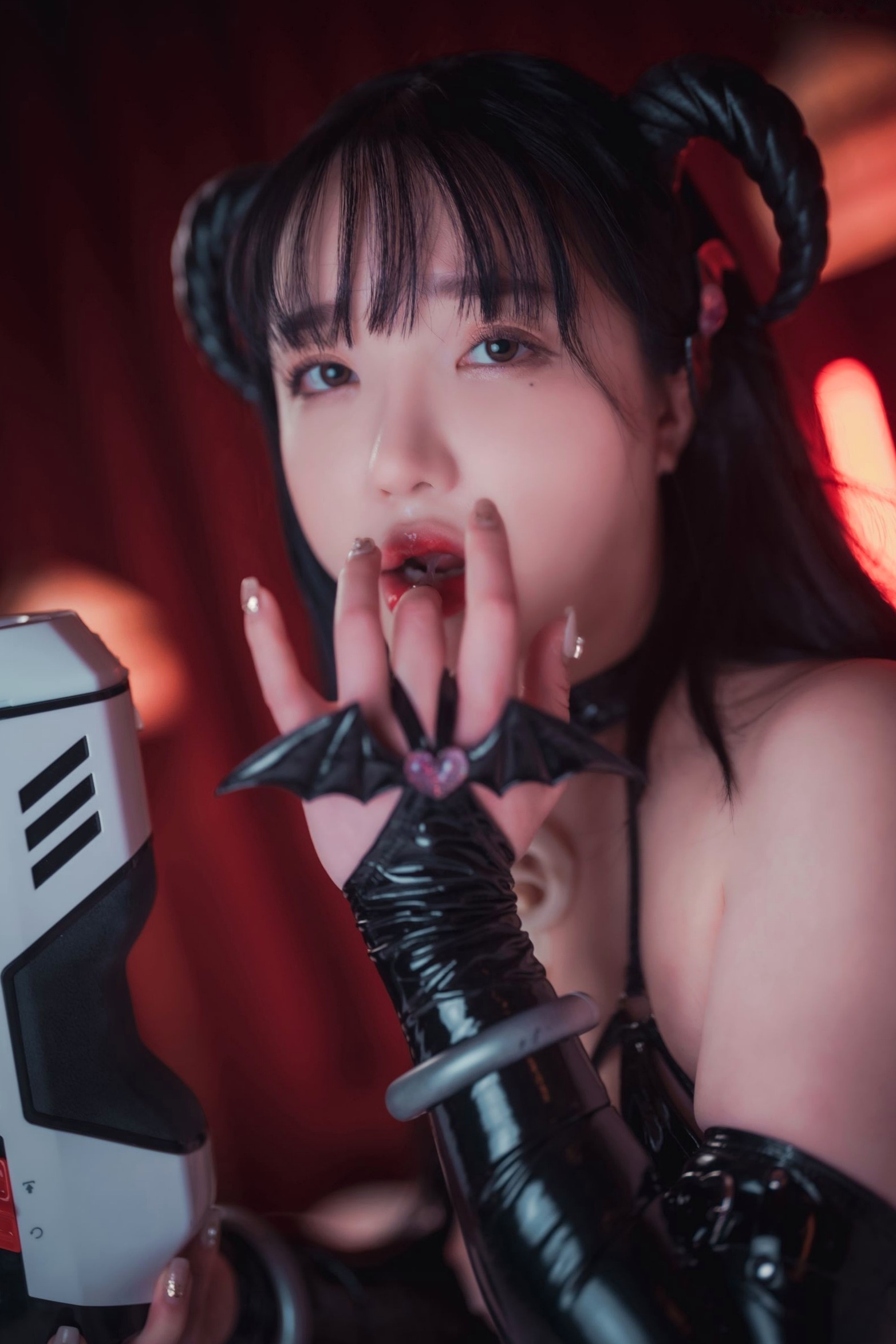 Gallery - 韩国美女孙乐乐Son-YeEun魅魔派对角色扮演写真，漆皮紧身装诱惑，红色沙发上的野性瞬间，无圣光大尺度私房，演绎极致性感氛围韩国性感角色扮演私房照大尺度 女神私房照_秀色女神 - image 77