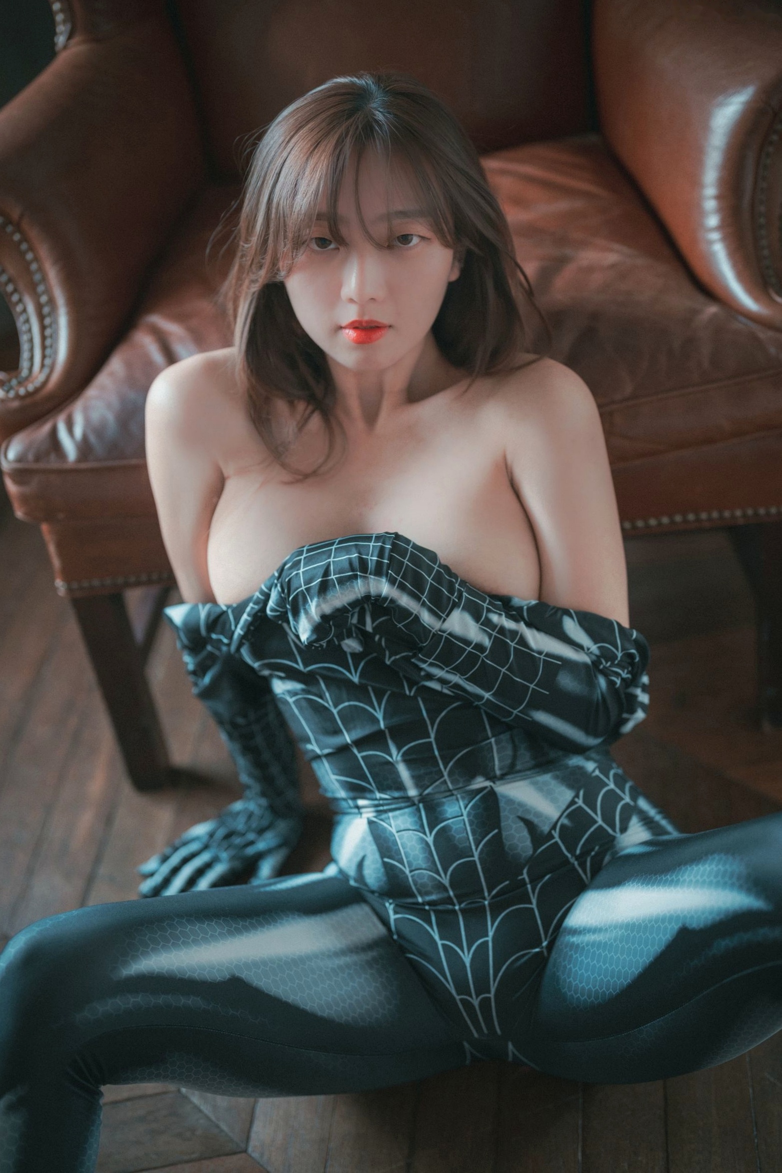 Gallery - 韩国美女Koby演绎婀娜蜘蛛女郎，紧身制服角色扮演，挑战极致曲线诱惑，室内私房大片精选韩国性感角色扮演制服诱惑 女神私房照_秀色女神 - image 26
