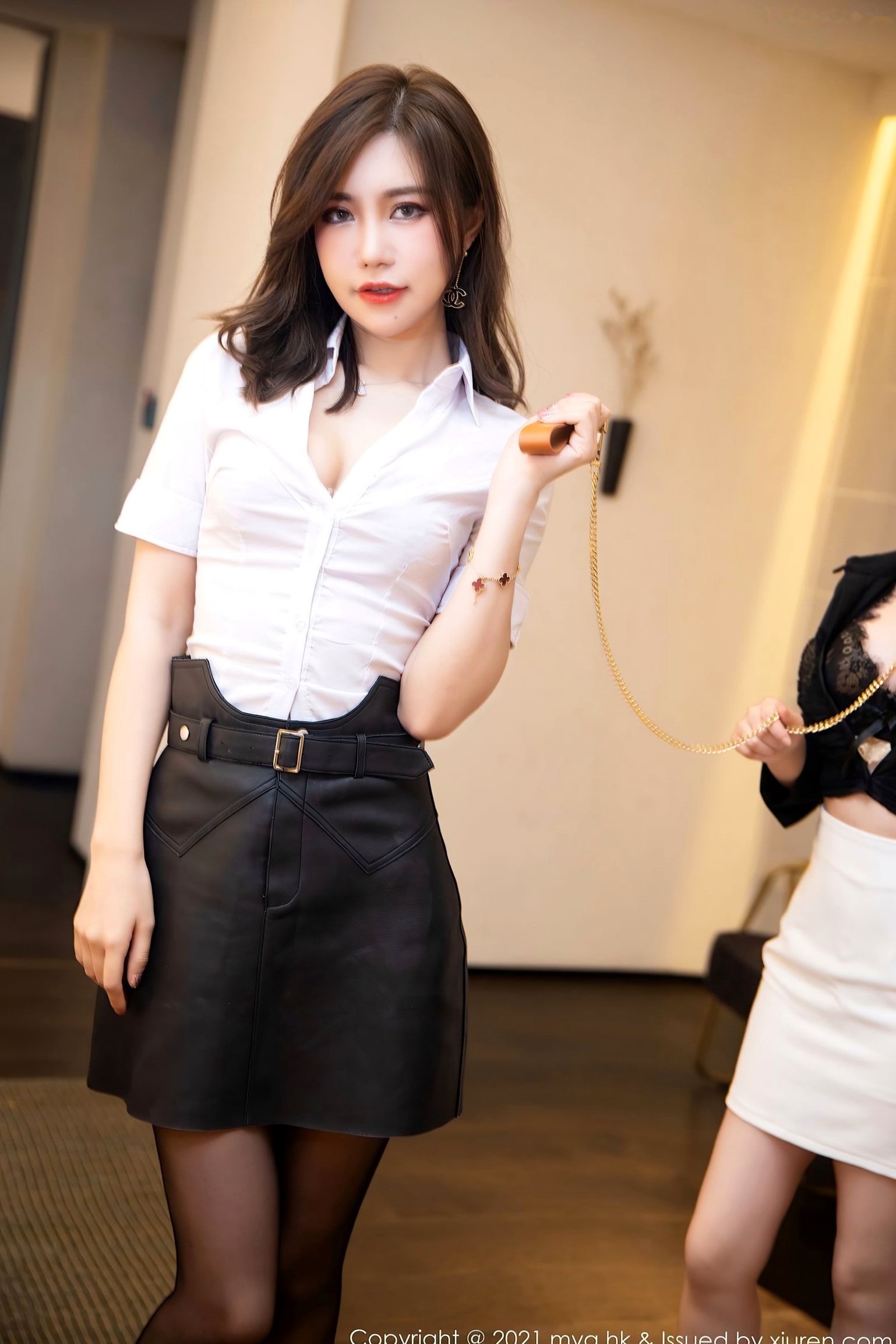 Gallery - MyGirl美媛馆-559-绮里嘉Carina：江浙沪旅拍、严厉调教师剧情、白衬衫黑皮裙职场私房、红色蕾丝内衣与黑丝诱惑、极致大尺度赏析美媛馆角色扮演私房照黑丝诱惑内衣 女神私房照_秀色女神 - image 28