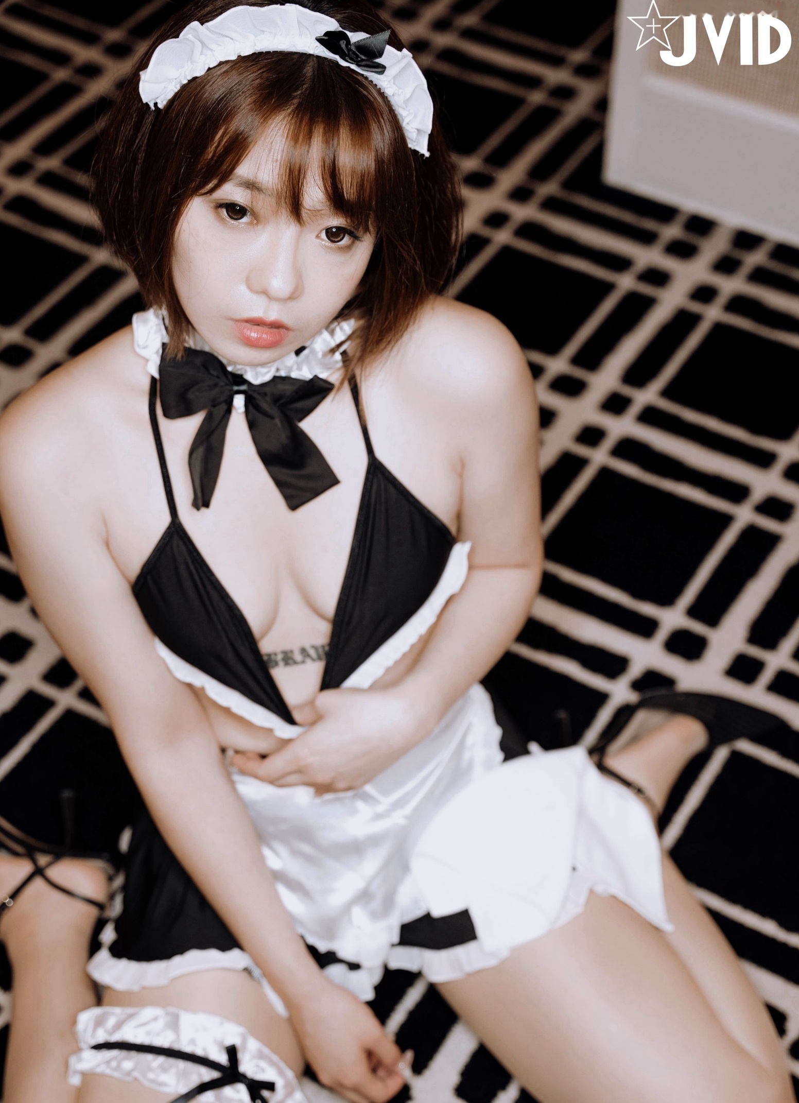 Gallery - JVID雅捷《钟点女仆》系列：极致诱惑女仆角色扮演，大尺度私房写真演绎媚惑美尻，心跳加速的卧室诱惑JVID女仆角色扮演大尺度诱惑私房照 女神私房照_秀色女神 - image 1