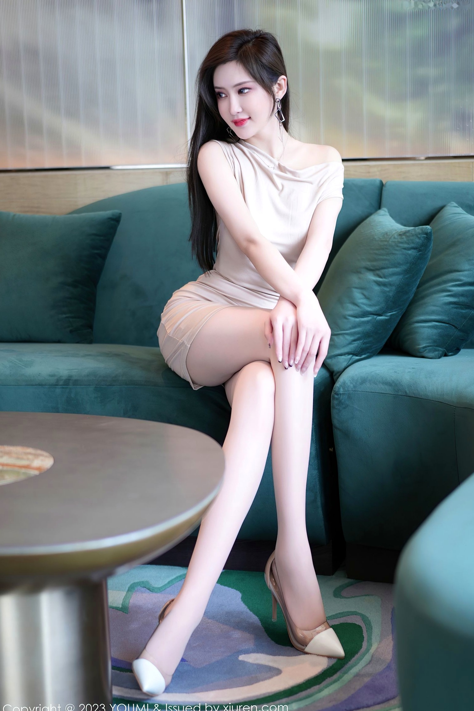 Gallery - YouMi尤蜜荟 - Chiness Model -957-Carol周妍希：杏色露肩裙温婉知性，透肉丝袜尽显美腿曲线，极致诱惑私房写真性感丝袜尤蜜荟 - Chiness Model 私房照女神 女神私房照_秀色女神 - image 1