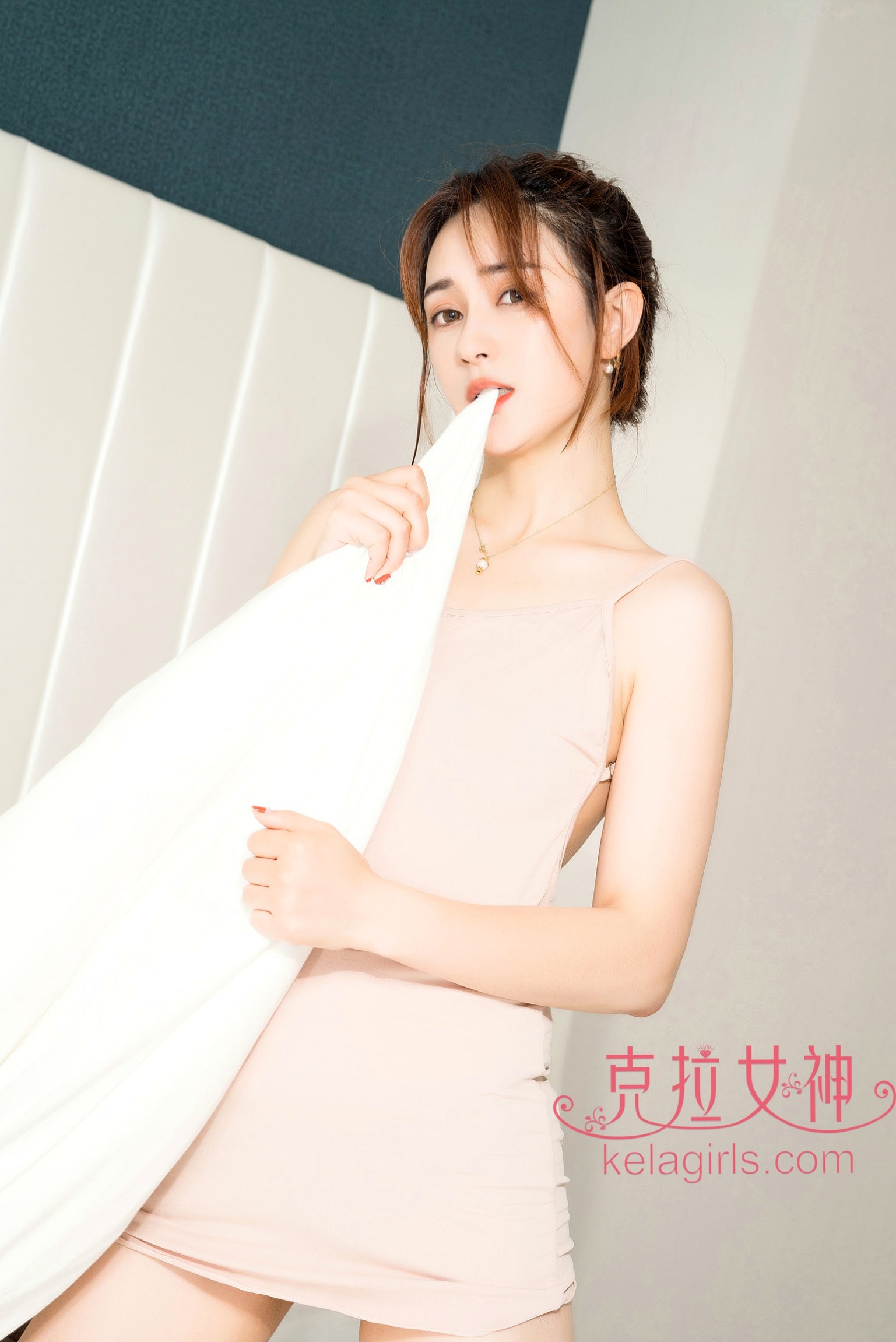 Gallery - KelaGirls克拉女神汶汶《挡不住的风情》：性感私房照，紧身露背裙尽显唯美诱惑曲线克拉女神私房照诱惑性感 女神私房照_秀色女神 - image 3