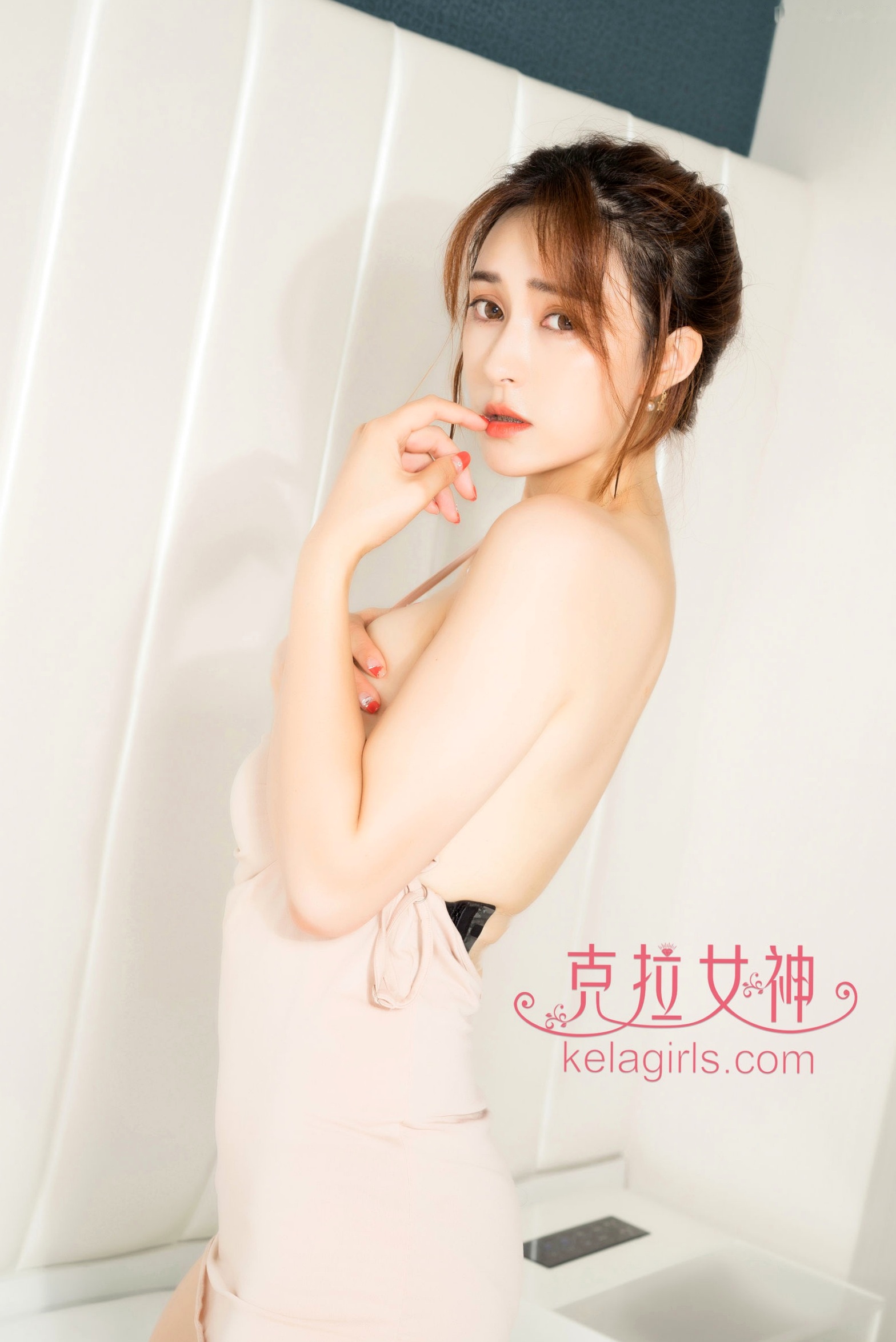 Gallery - KelaGirls克拉女神汶汶《挡不住的风情》：性感私房照，紧身露背裙尽显唯美诱惑曲线克拉女神私房照诱惑性感 女神私房照_秀色女神 - image 18