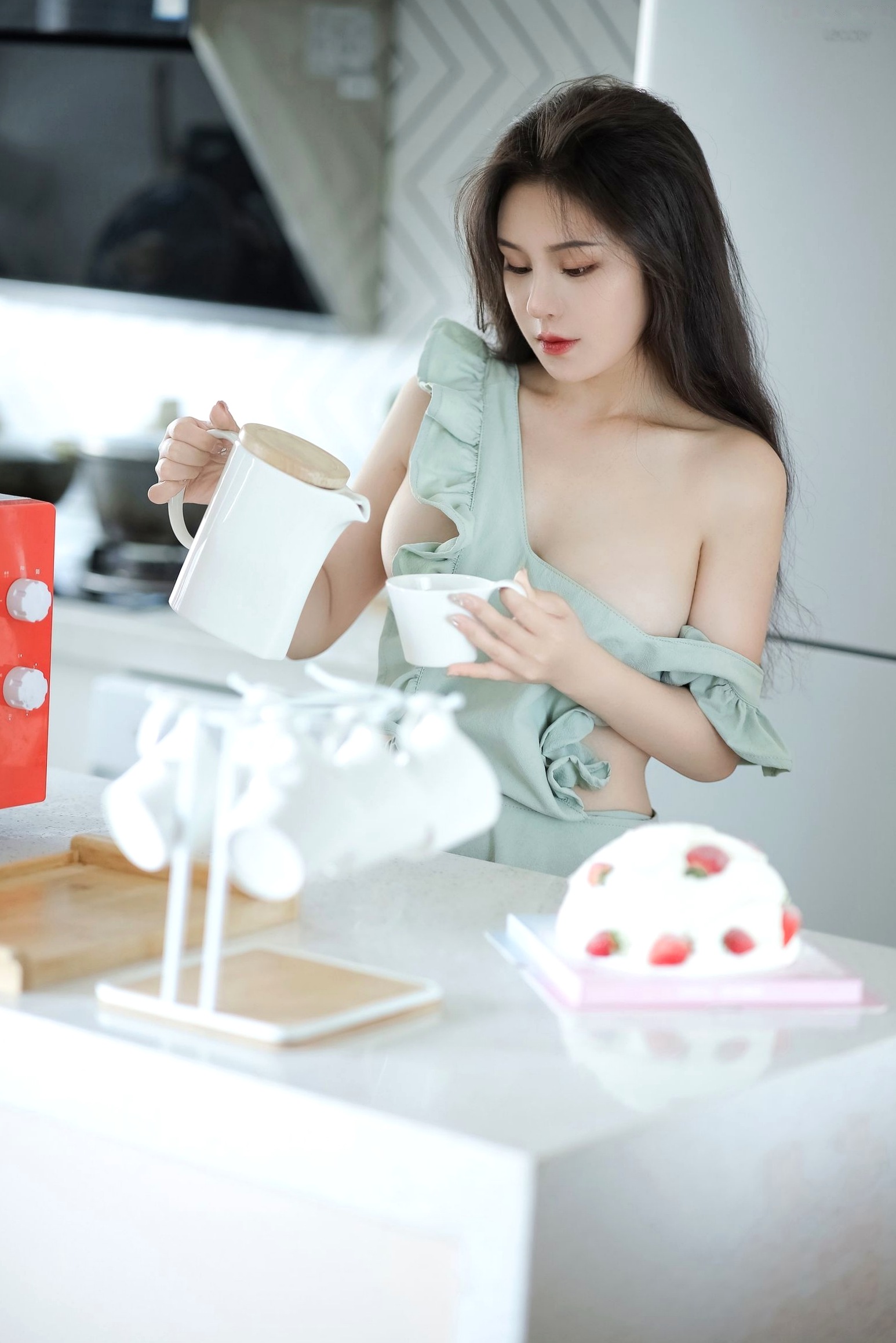 Gallery - 桃暖酱-厨房日记：清新围裙居家风，极致白嫩曲线诱惑，私房摄影风格大片性感诱惑私房照家居白嫩 女神私房照_秀色女神 - image 1