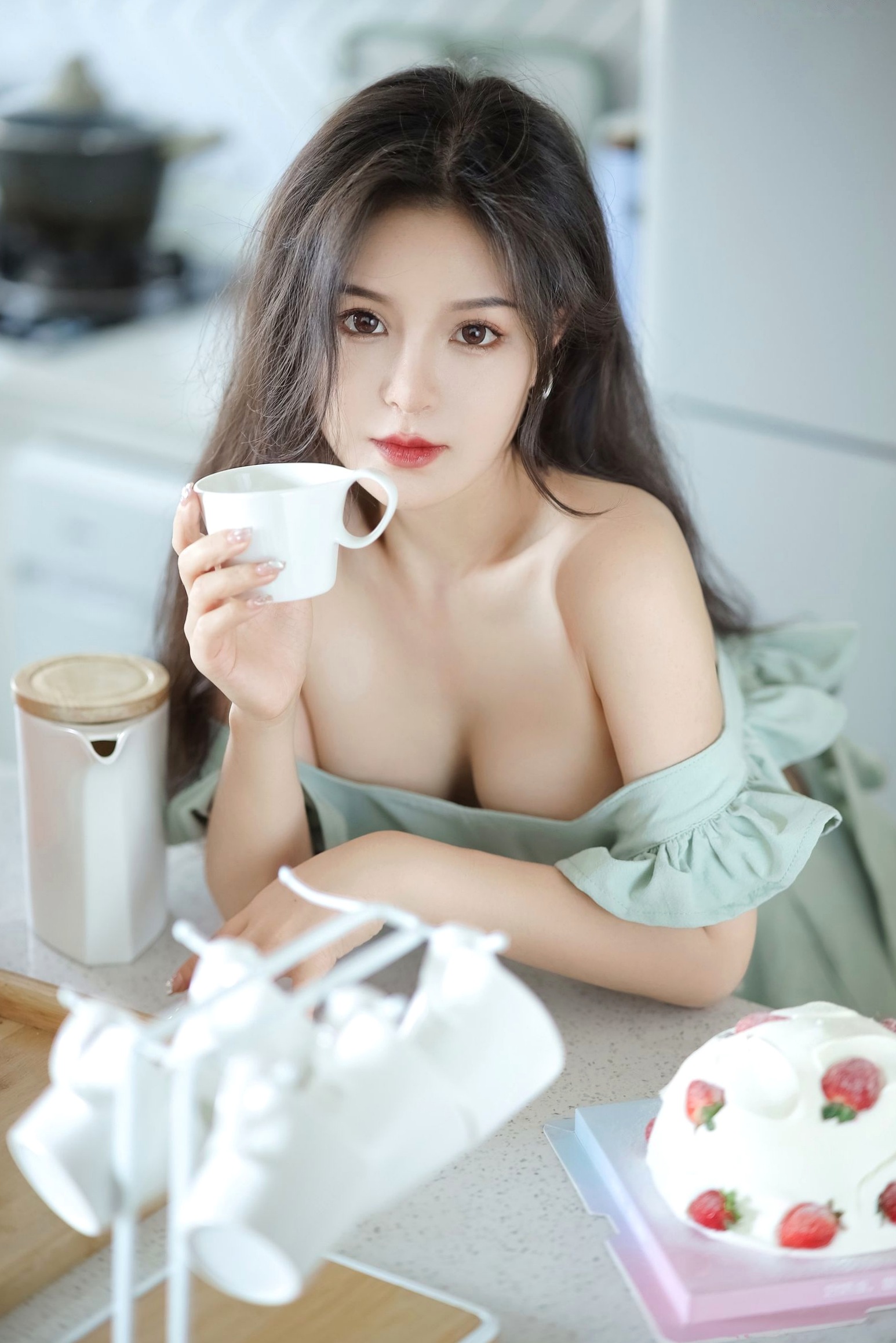 Gallery - 桃暖酱-厨房日记：清新围裙居家风，极致白嫩曲线诱惑，私房摄影风格大片性感诱惑私房照家居白嫩 女神私房照_秀色女神 - image 2