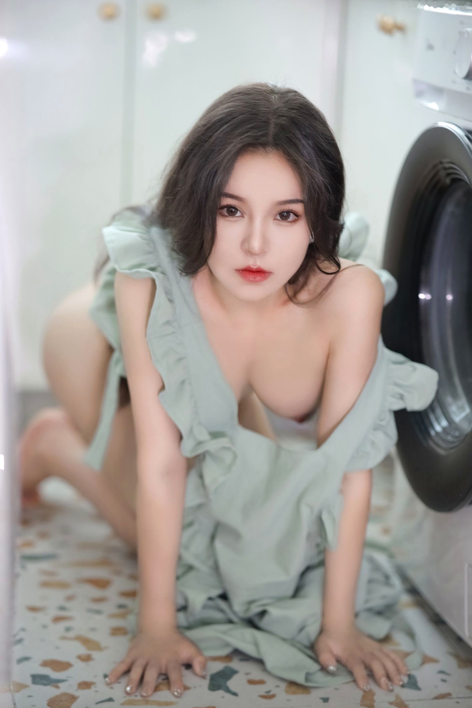 Gallery - 桃暖酱-厨房日记：清新围裙居家风，极致白嫩曲线诱惑，私房摄影风格大片性感诱惑私房照家居白嫩 女神私房照_秀色女神 - image 15