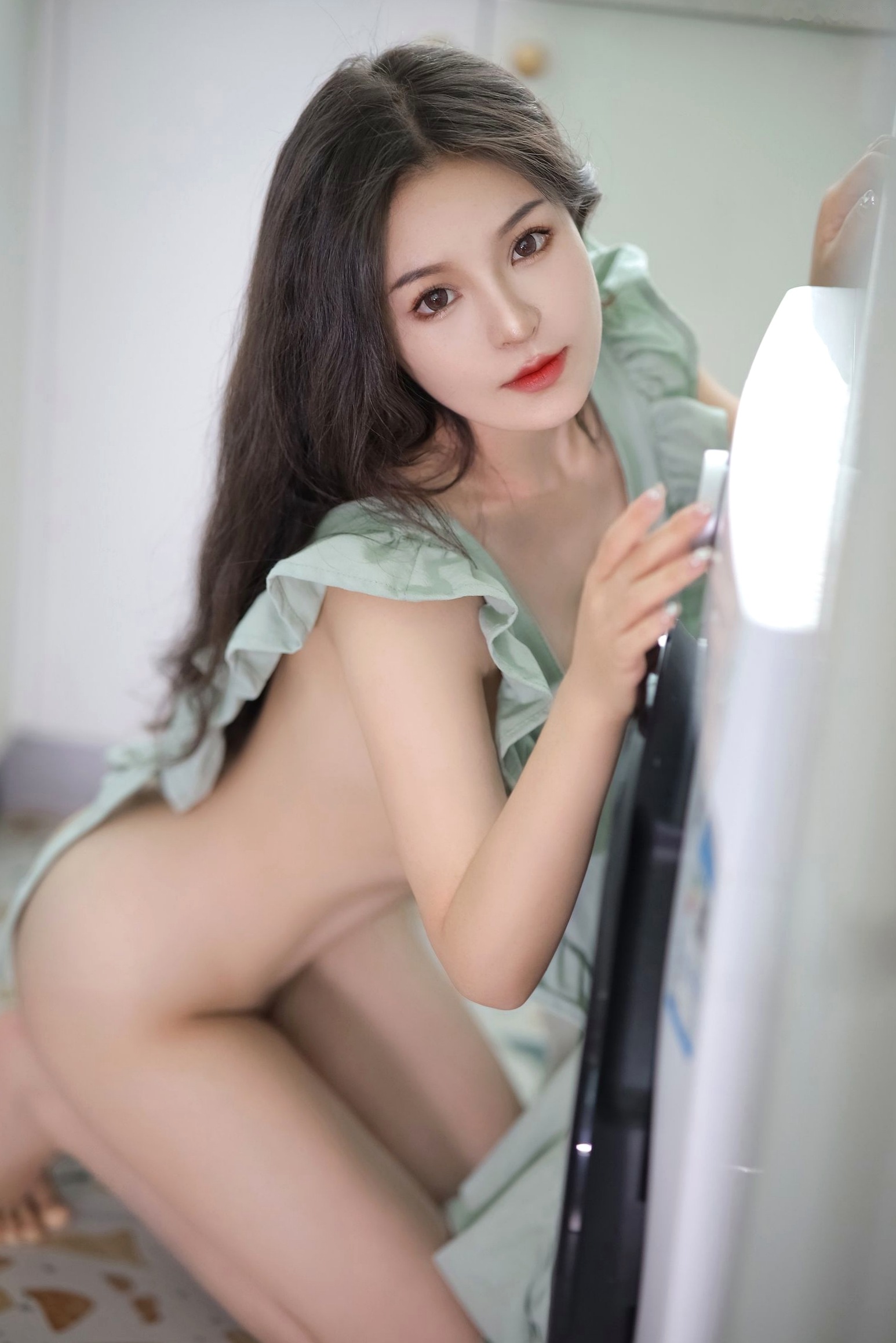 Gallery - 桃暖酱-厨房日记：清新围裙居家风，极致白嫩曲线诱惑，私房摄影风格大片性感诱惑私房照家居白嫩 女神私房照_秀色女神 - image 17