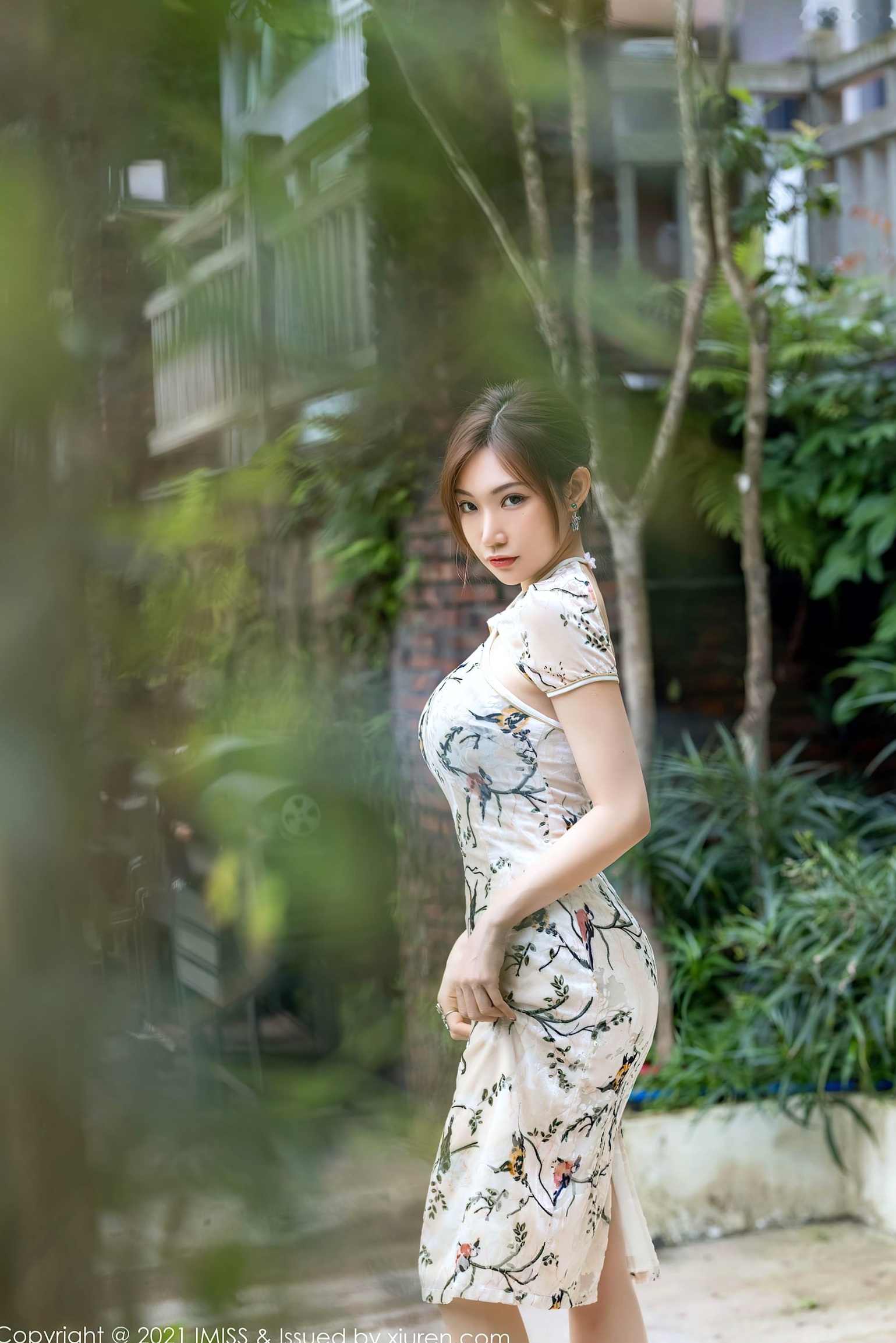 Gallery - IMiss爱蜜社 - Honey Club 633-小狐狸Kathryn：白色碎花旗袍室内写真，温婉气质与丝袜诱惑，展现东方美人的曼妙身姿与极致性感。爱蜜社 - Honey Club 旗袍私房照性感丝袜气质 女神私房照_秀色女神 - image 5