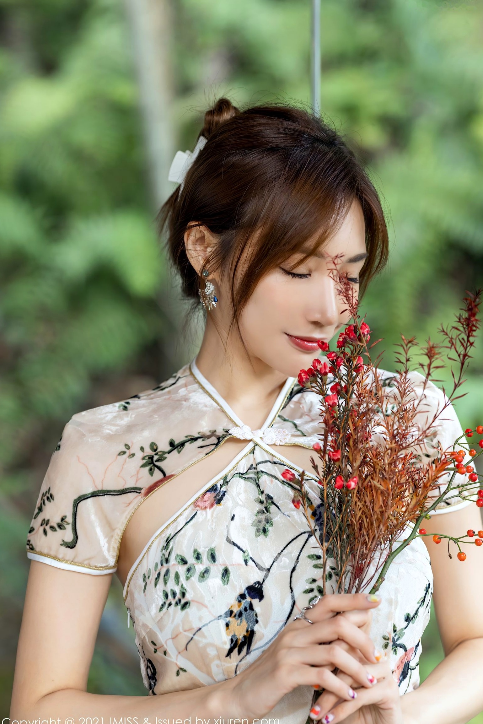 Gallery - IMiss爱蜜社 - Honey Club 633-小狐狸Kathryn：白色碎花旗袍室内写真，温婉气质与丝袜诱惑，展现东方美人的曼妙身姿与极致性感。爱蜜社 - Honey Club 旗袍私房照性感丝袜气质 女神私房照_秀色女神 - image 12