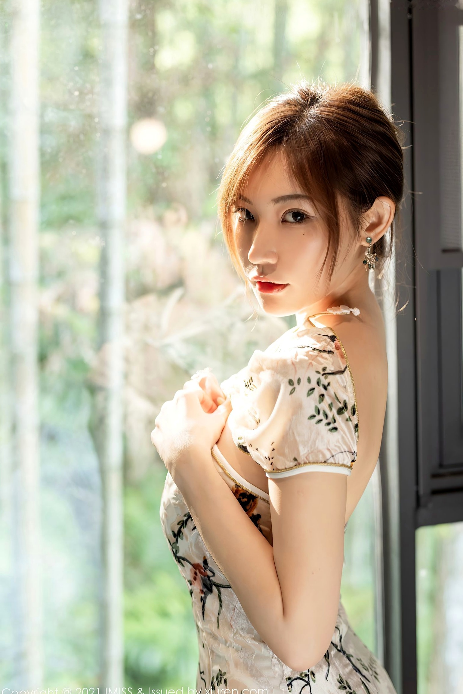 Gallery - IMiss爱蜜社 - Honey Club 633-小狐狸Kathryn：白色碎花旗袍室内写真，温婉气质与丝袜诱惑，展现东方美人的曼妙身姿与极致性感。爱蜜社 - Honey Club 旗袍私房照性感丝袜气质 女神私房照_秀色女神 - image 26