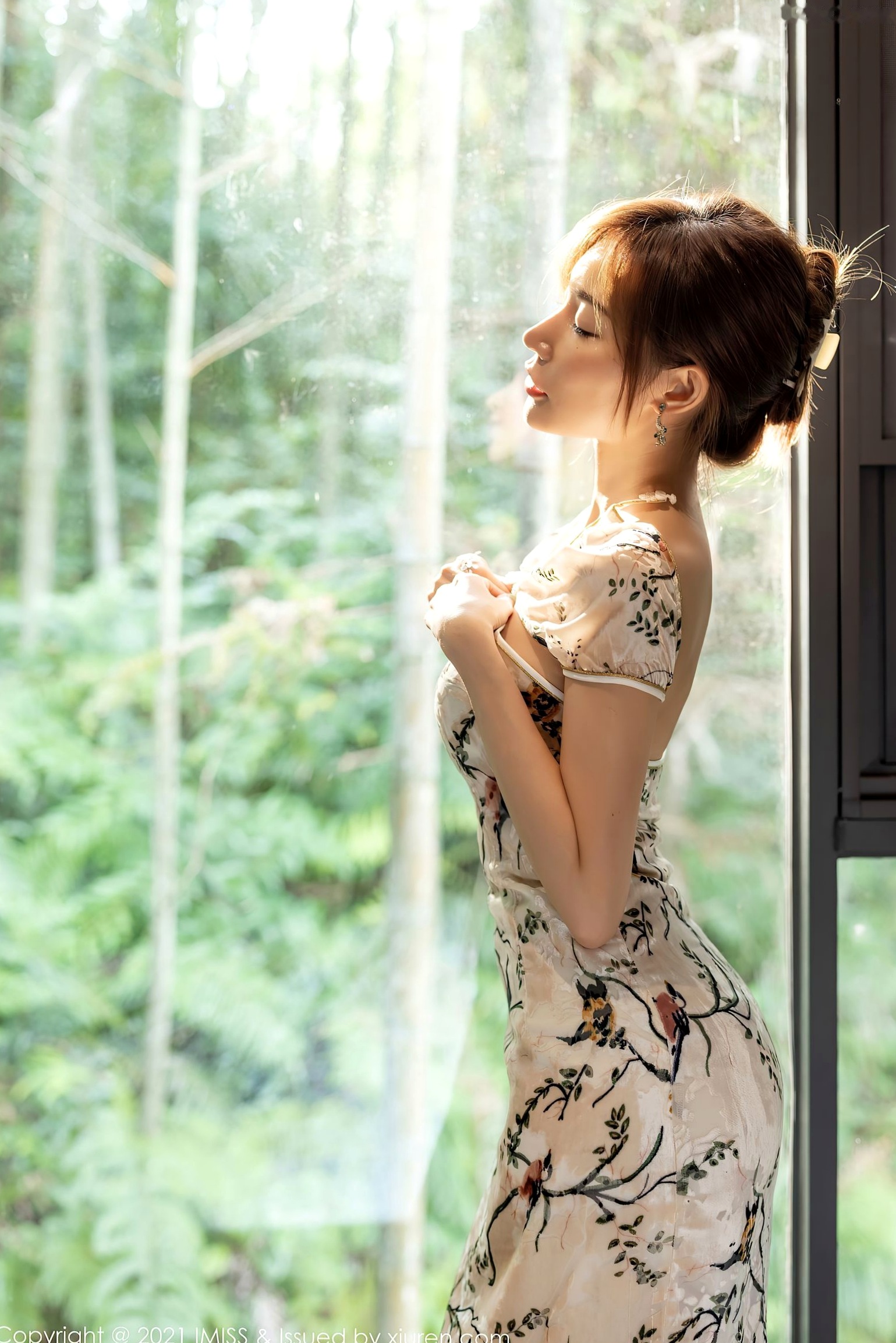 Gallery - IMiss爱蜜社 - Honey Club 633-小狐狸Kathryn：白色碎花旗袍室内写真，温婉气质与丝袜诱惑，展现东方美人的曼妙身姿与极致性感。爱蜜社 - Honey Club 旗袍私房照性感丝袜气质 女神私房照_秀色女神 - image 27
