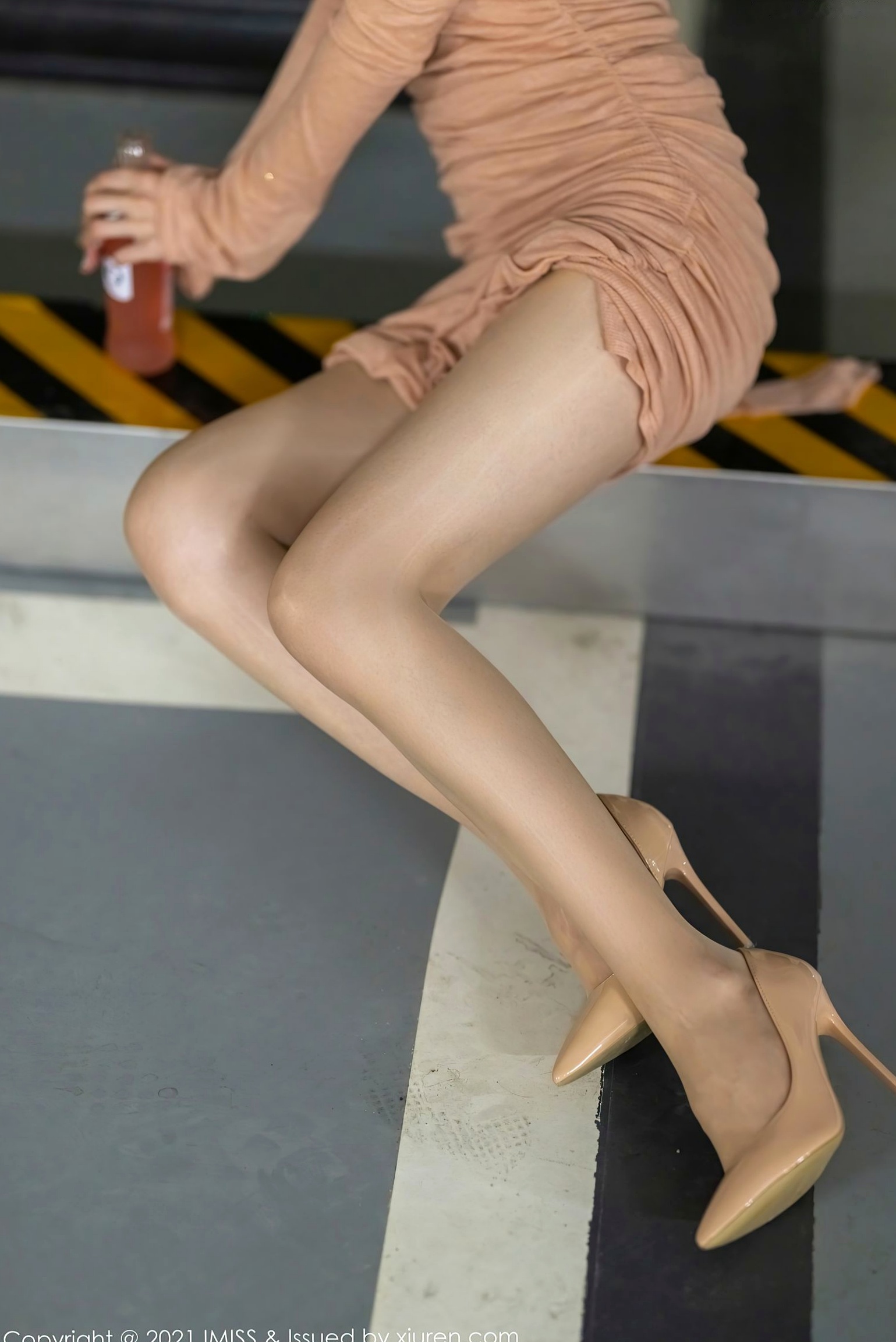Gallery - IMiss爱蜜社 - Honey Club 596期：梦心月浅粉色修身连衣裙配肤色丝袜，极致性感美腿诱惑写真爱蜜社 - Honey Club 性感丝袜美腿私房照 女神私房照_秀色女神 - image 7