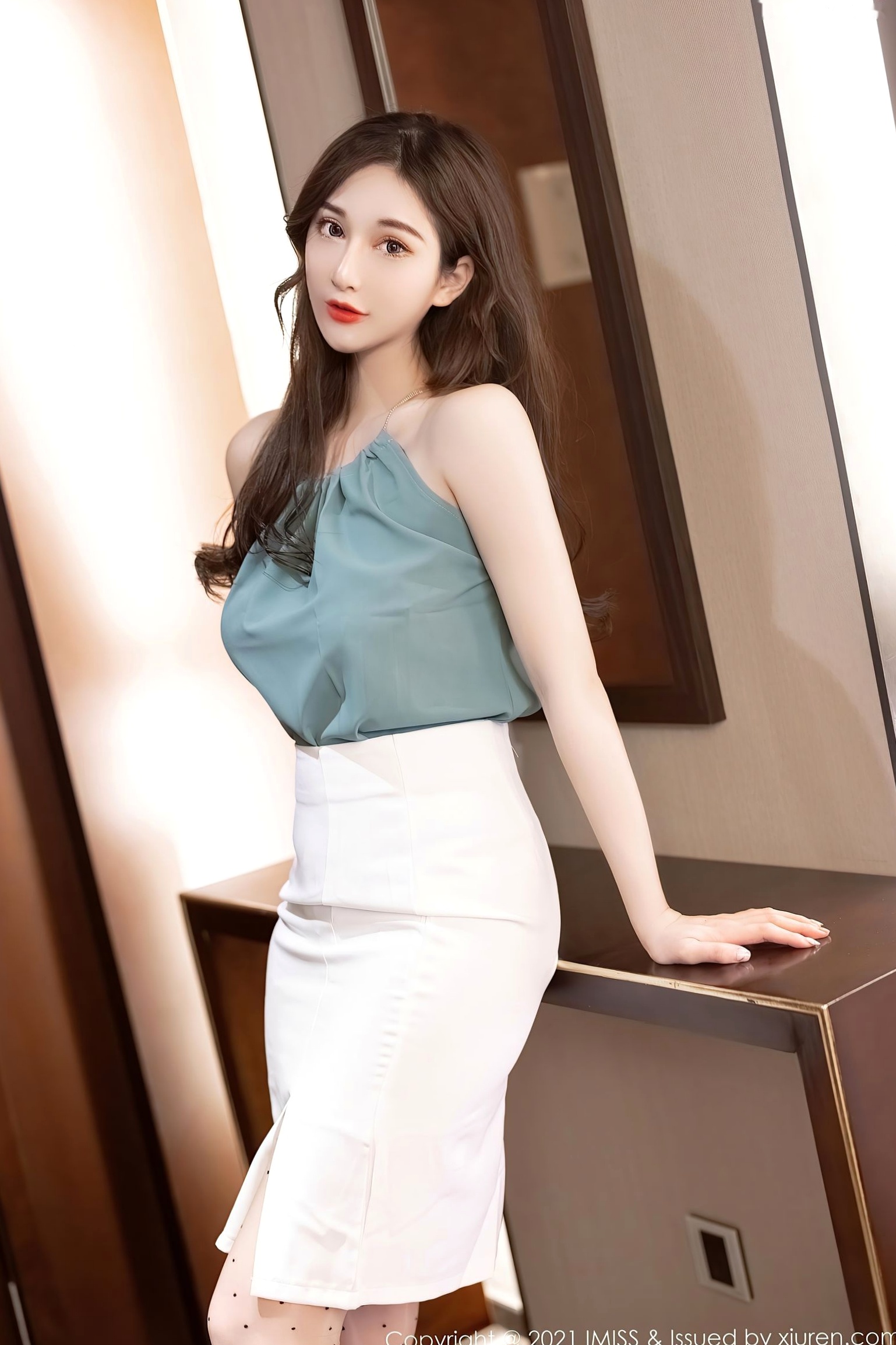 Gallery - IMiss爱蜜社 - Honey Club 第590期：Lavinia肉肉性感私房写真，暗绿吊带配波点丝袜尽显知性诱惑爱蜜社 - Honey Club 诱惑气质私房照丝袜 女神私房照_秀色女神 - image 2