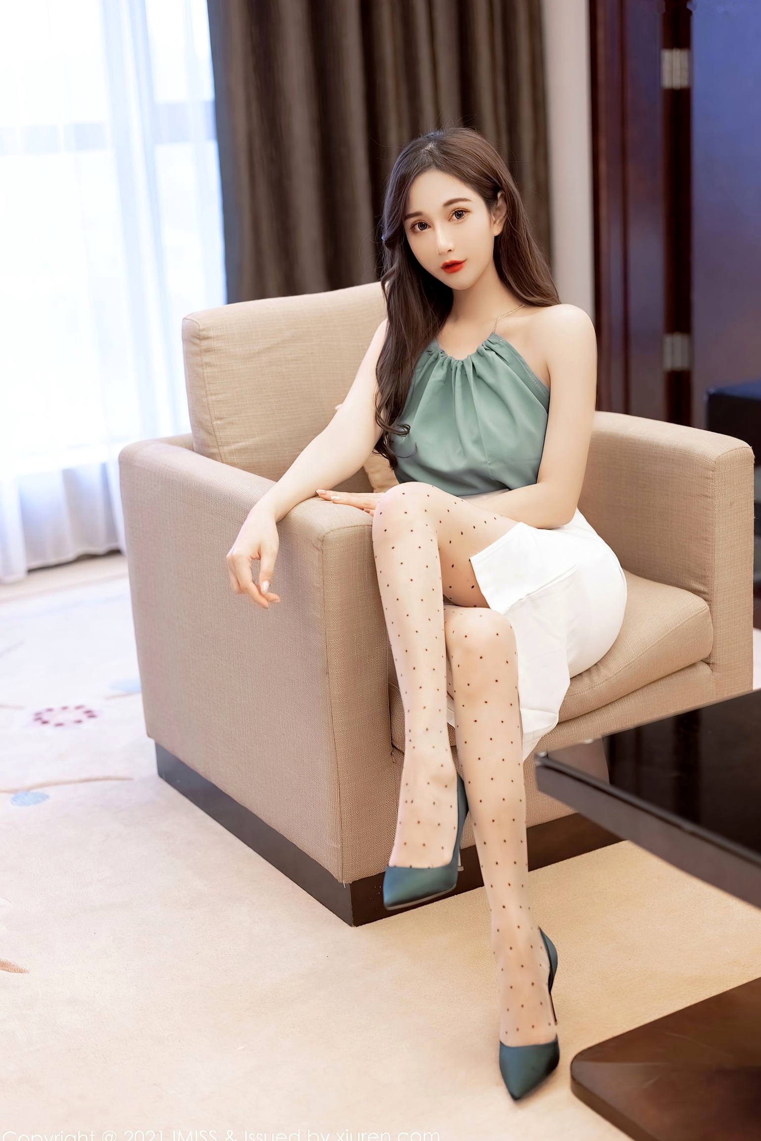 Gallery - IMiss爱蜜社 - Honey Club 第590期：Lavinia肉肉性感私房写真，暗绿吊带配波点丝袜尽显知性诱惑爱蜜社 - Honey Club 诱惑气质私房照丝袜 女神私房照_秀色女神 - image 7