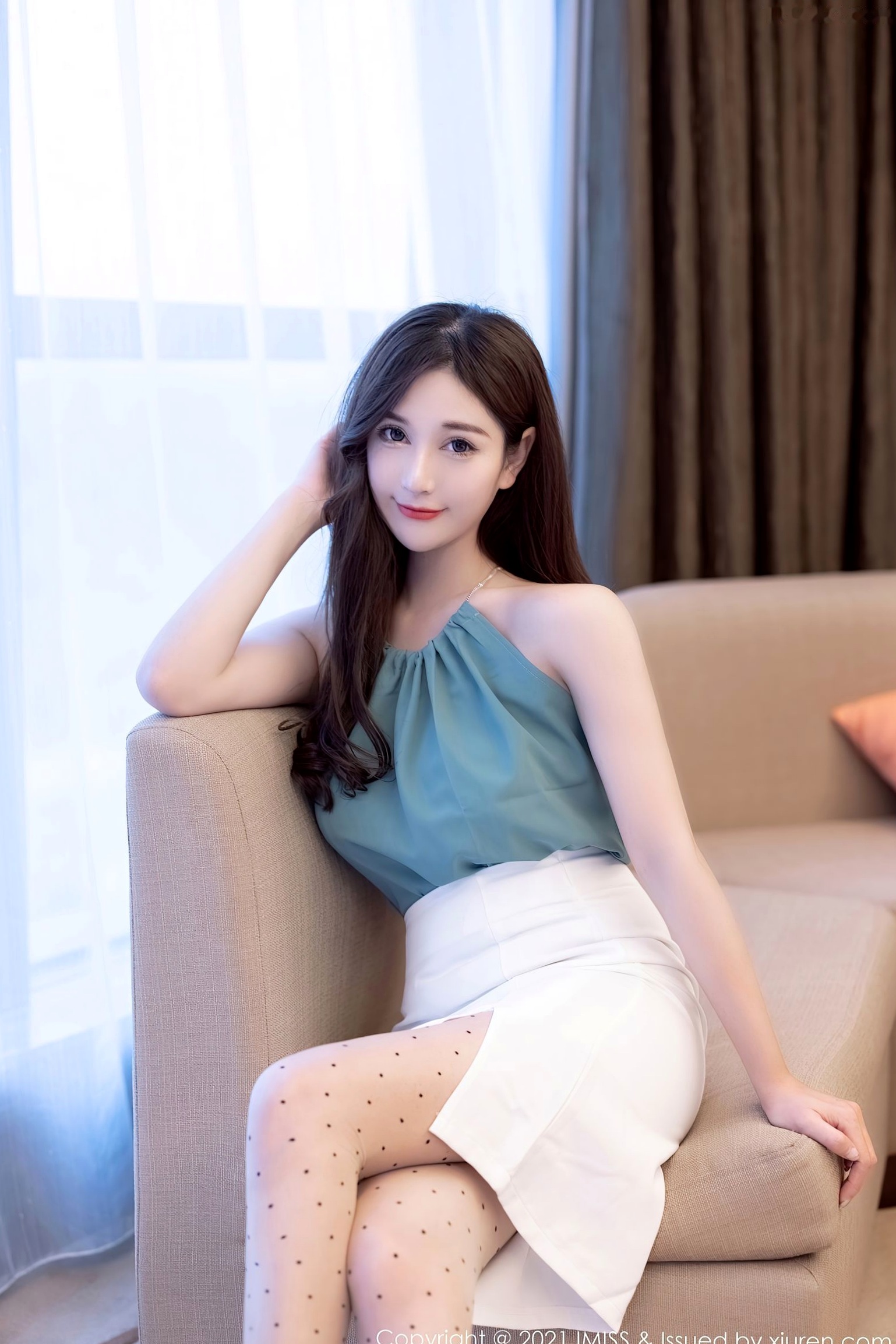 Gallery - IMiss爱蜜社 - Honey Club 第590期：Lavinia肉肉性感私房写真，暗绿吊带配波点丝袜尽显知性诱惑爱蜜社 - Honey Club 诱惑气质私房照丝袜 女神私房照_秀色女神 - image 11