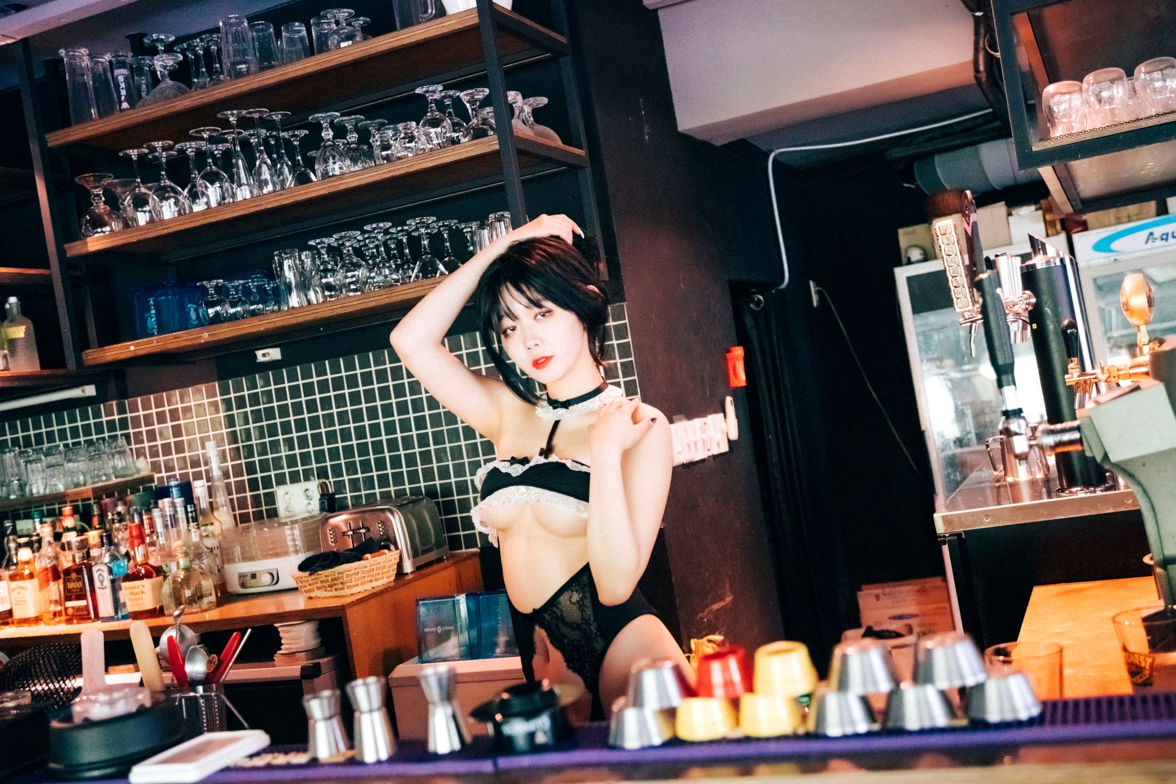 Gallery - 韩国美女琪雅Zia酒吧诱惑写真，性感蕾丝内衣制服诱惑，撩人吧台氛围感大片韩国性感诱惑丝袜私房照 女神私房照_秀色女神 - image 1
