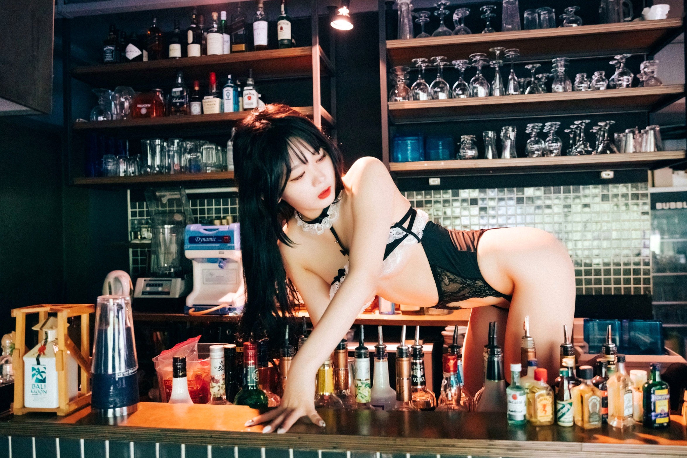 Gallery - 韩国美女琪雅Zia酒吧诱惑写真，性感蕾丝内衣制服诱惑，撩人吧台氛围感大片韩国性感诱惑丝袜私房照 女神私房照_秀色女神 - image 3