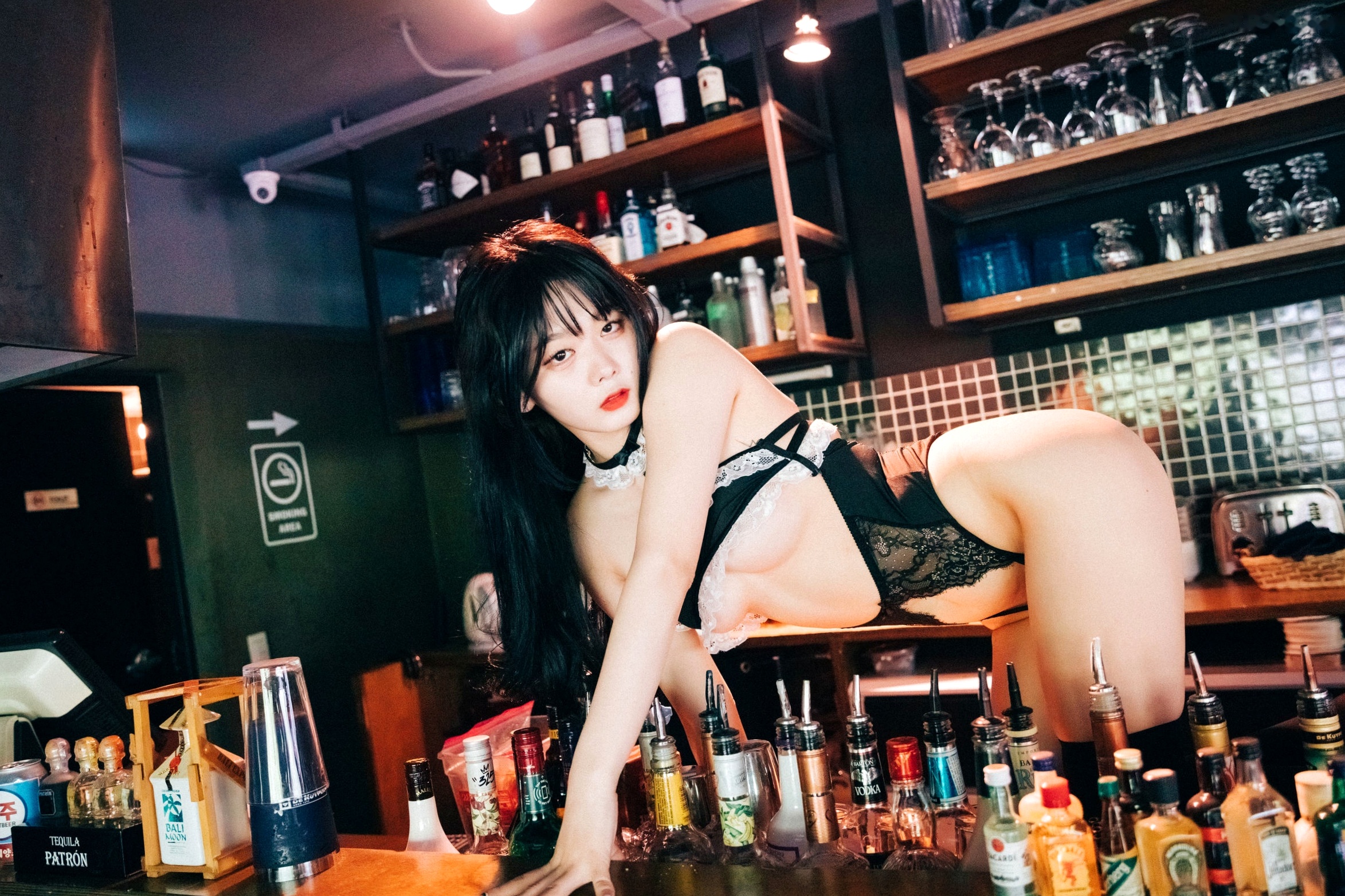 Gallery - 韩国美女琪雅Zia酒吧诱惑写真，性感蕾丝内衣制服诱惑，撩人吧台氛围感大片韩国性感诱惑丝袜私房照 女神私房照_秀色女神 - image 4