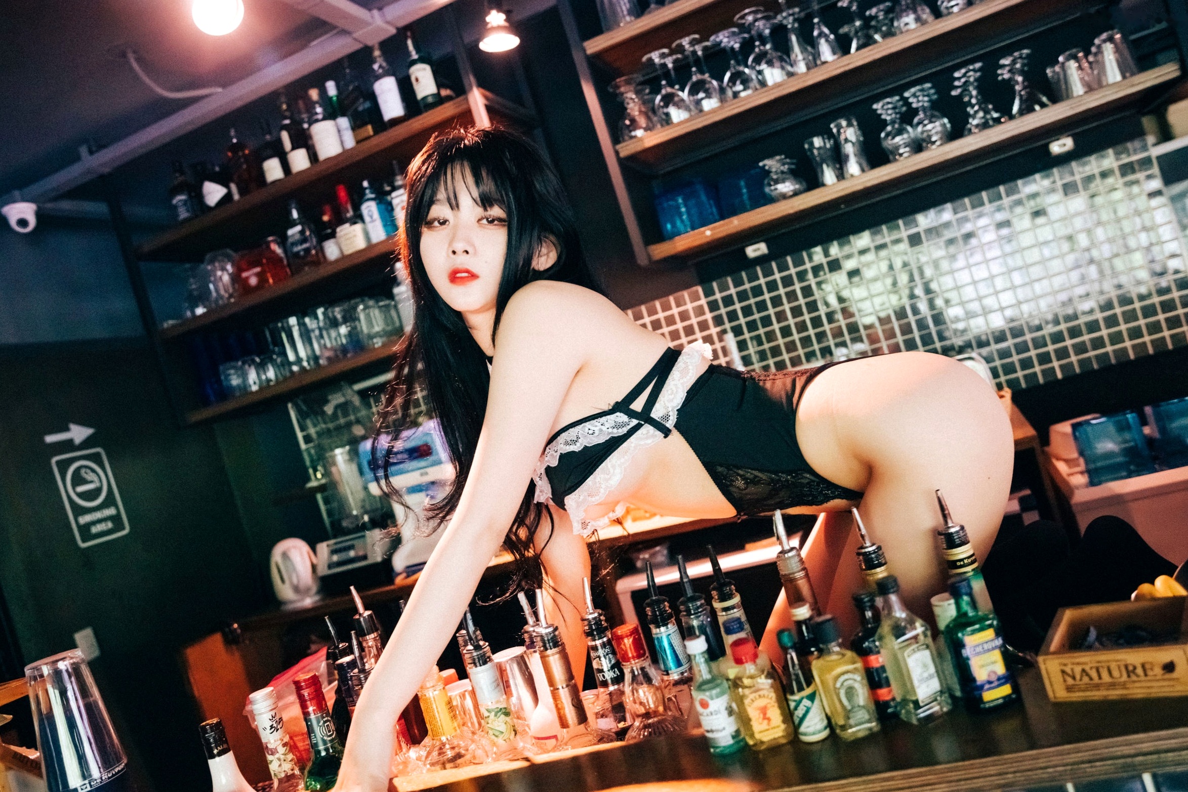 Gallery - 韩国美女琪雅Zia酒吧诱惑写真，性感蕾丝内衣制服诱惑，撩人吧台氛围感大片韩国性感诱惑丝袜私房照 女神私房照_秀色女神 - image 5