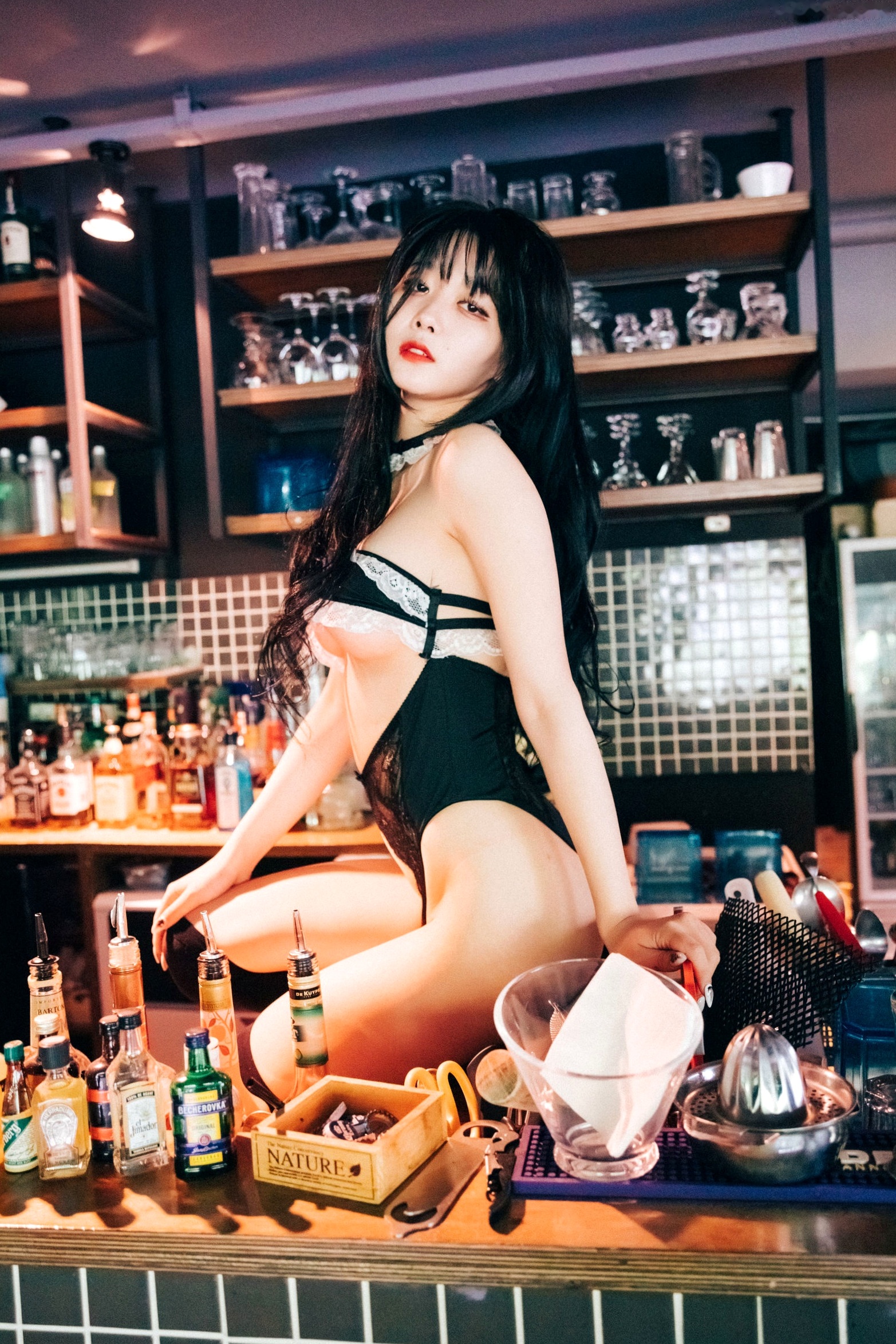 Gallery - 韩国美女琪雅Zia酒吧诱惑写真，性感蕾丝内衣制服诱惑，撩人吧台氛围感大片韩国性感诱惑丝袜私房照 女神私房照_秀色女神 - image 8