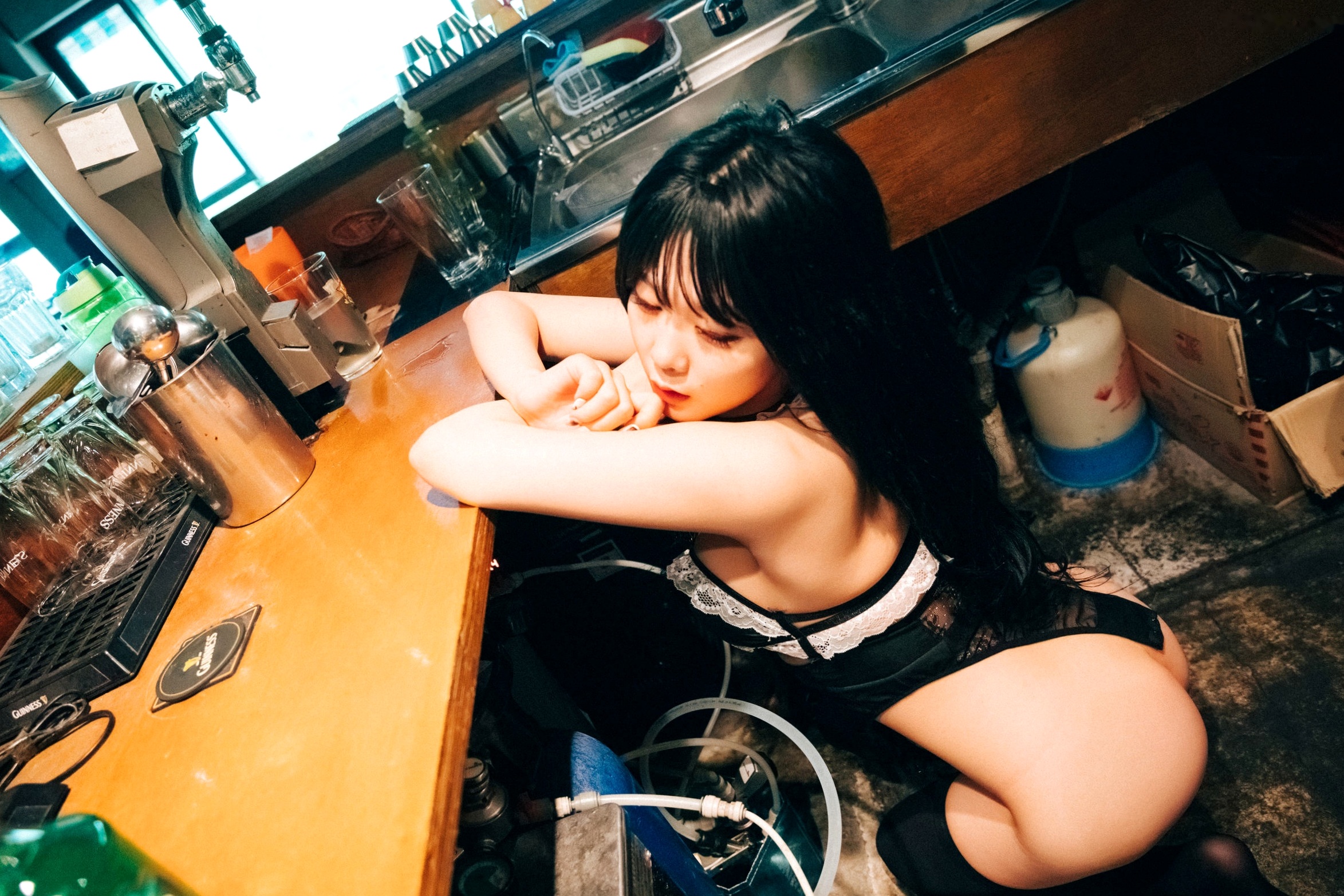 Gallery - 韩国美女琪雅Zia酒吧诱惑写真，性感蕾丝内衣制服诱惑，撩人吧台氛围感大片韩国性感诱惑丝袜私房照 女神私房照_秀色女神 - image 48