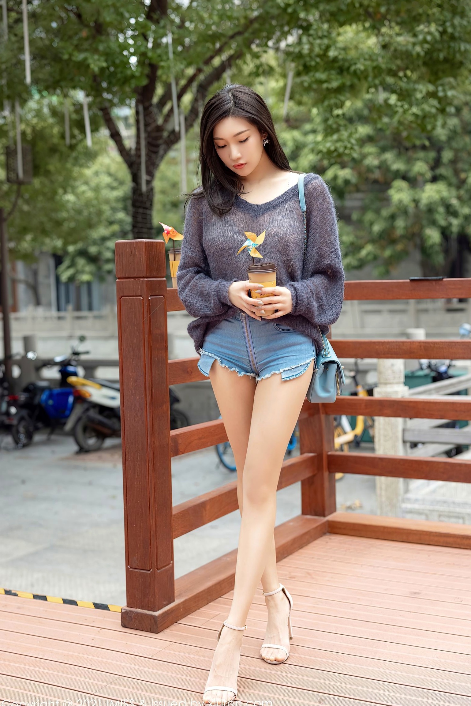 Gallery - IMiss爱蜜社 - Honey Club  571期：小狐狸Kathryn居家私房写真，针织衫与牛仔热裤演绎极致诱惑曲线，无圣光高画质大片私房照性感美腿诱惑爱蜜社 - Honey Club  女神私房照_秀色女神 - image 8