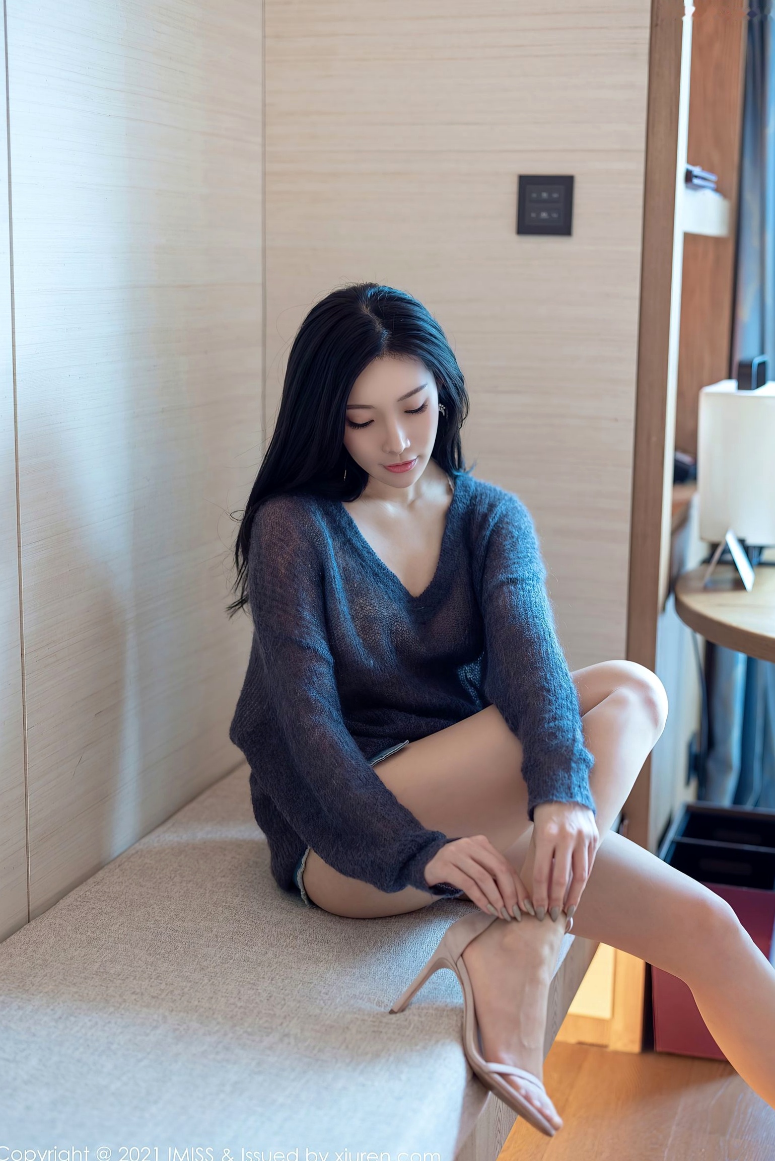 Gallery - IMiss爱蜜社 - Honey Club  571期：小狐狸Kathryn居家私房写真，针织衫与牛仔热裤演绎极致诱惑曲线，无圣光高画质大片私房照性感美腿诱惑爱蜜社 - Honey Club  女神私房照_秀色女神 - image 28