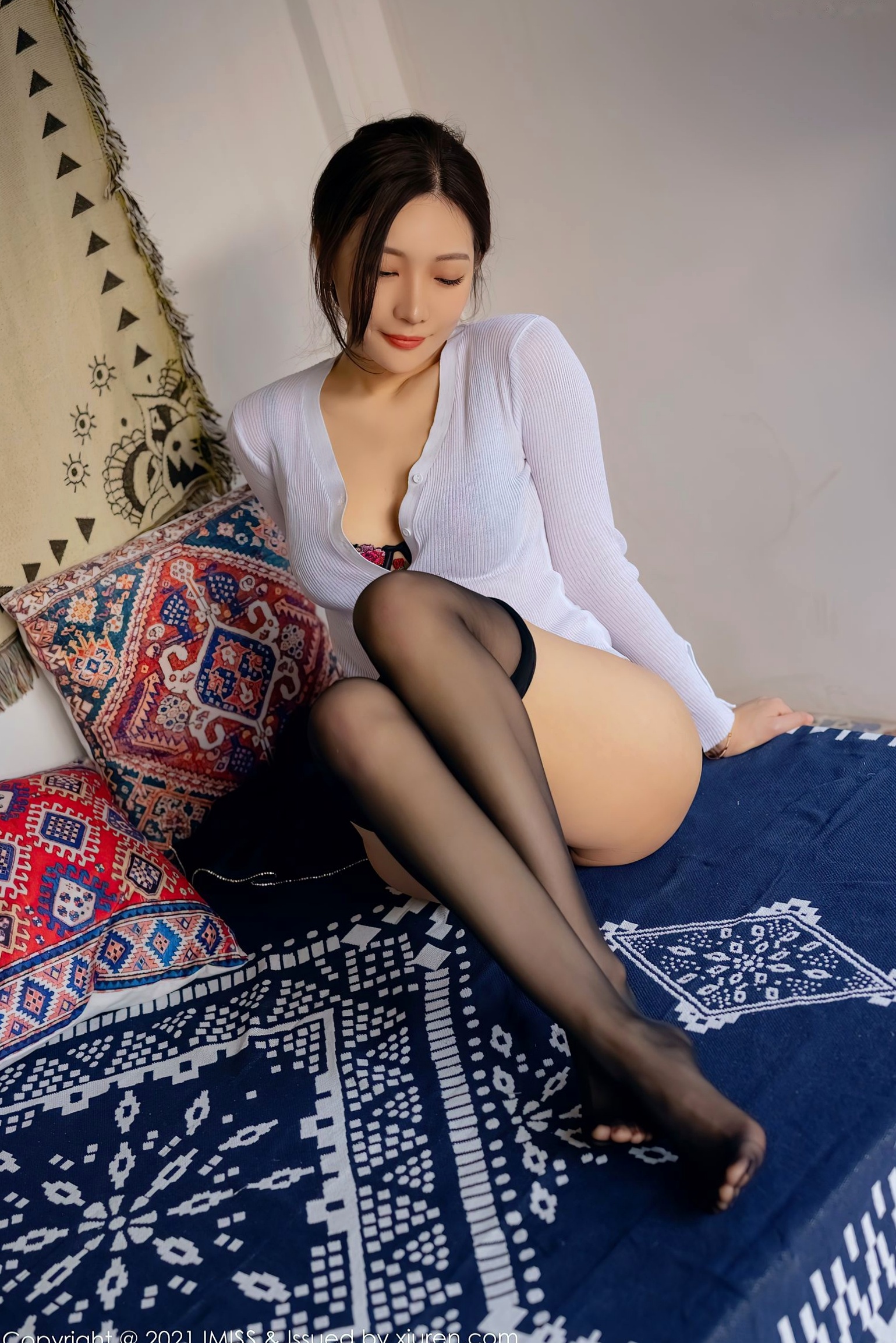 Gallery - IMiss爱蜜社 - Honey Club 562期：小狐狸Kathryn职场女神范，白衣黑裙紧身诱惑，黑丝高跟尽显修长美腿，都市职业制服控写真爱蜜社 - Honey Club 性感制服黑丝美腿 女神私房照_秀色女神 - image 32