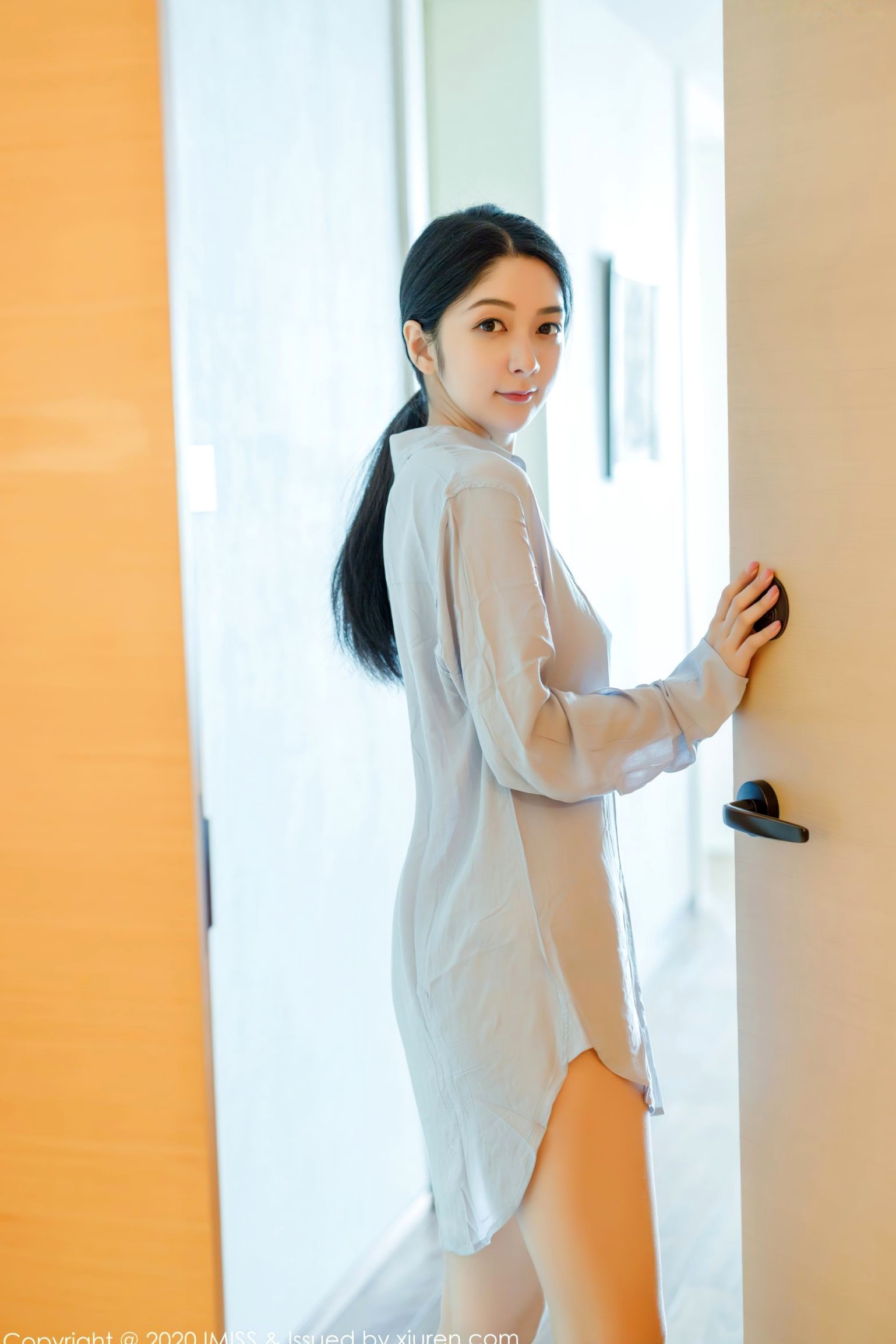 Gallery - IMiss爱蜜社 - Honey Club 499期：小热巴居家私房写真，浅色衬衫下美腿诱惑，尽显清纯风情，无圣光大尺度呈现，极致温柔与性感并存爱蜜社 - Honey Club 家居美腿私房照性感 女神私房照_秀色女神 - image 10