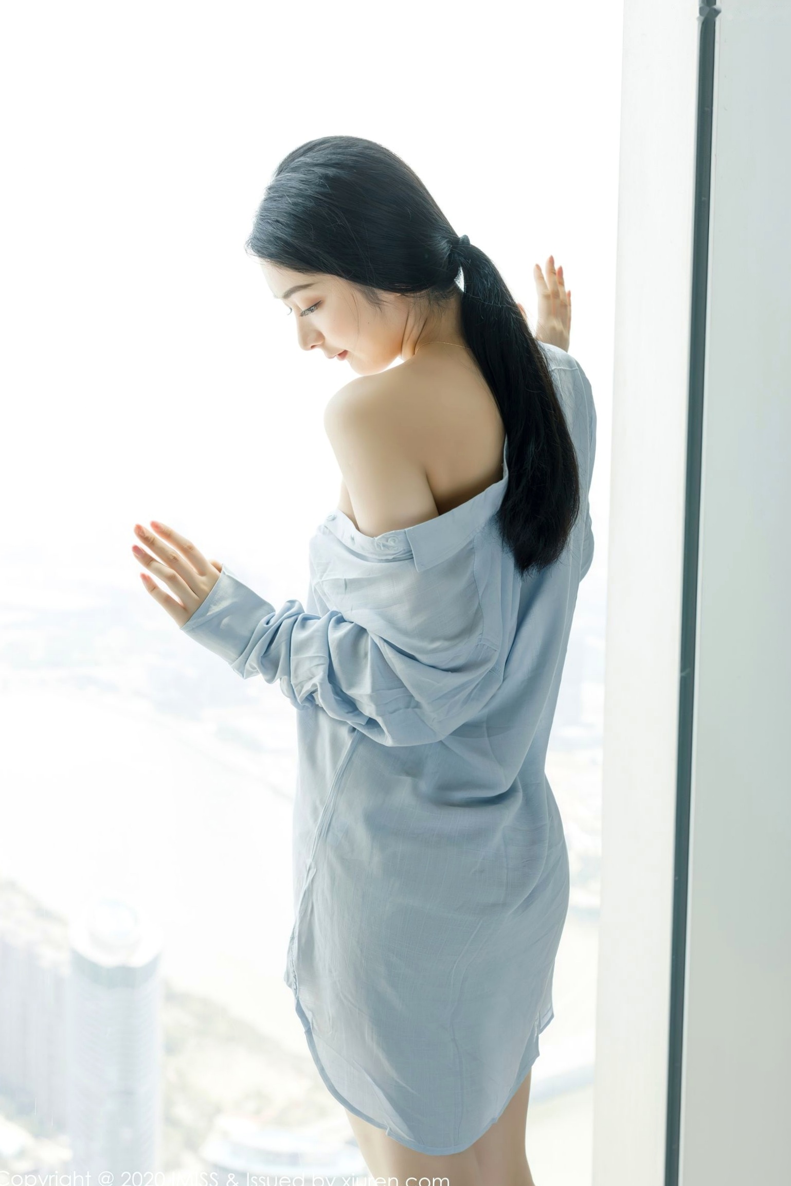 Gallery - IMiss爱蜜社 - Honey Club 499期：小热巴居家私房写真，浅色衬衫下美腿诱惑，尽显清纯风情，无圣光大尺度呈现，极致温柔与性感并存爱蜜社 - Honey Club 家居美腿私房照性感 女神私房照_秀色女神 - image 13
