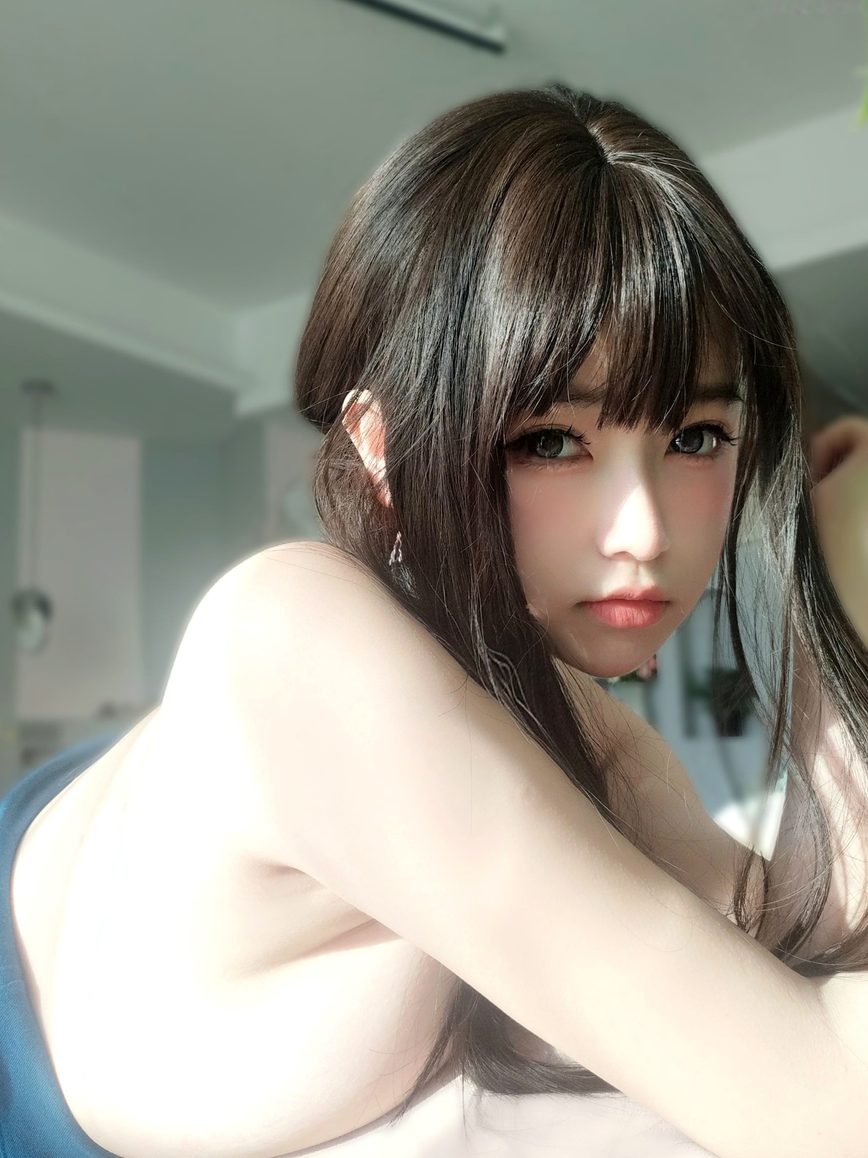 Gallery - 女主K-乘凉的姐姐：修身蓝裙家居私房写真，童颜巨乳清纯与性感的完美碰撞童颜巨乳性感诱惑家居私房照 女神私房照_秀色女神 - image 3