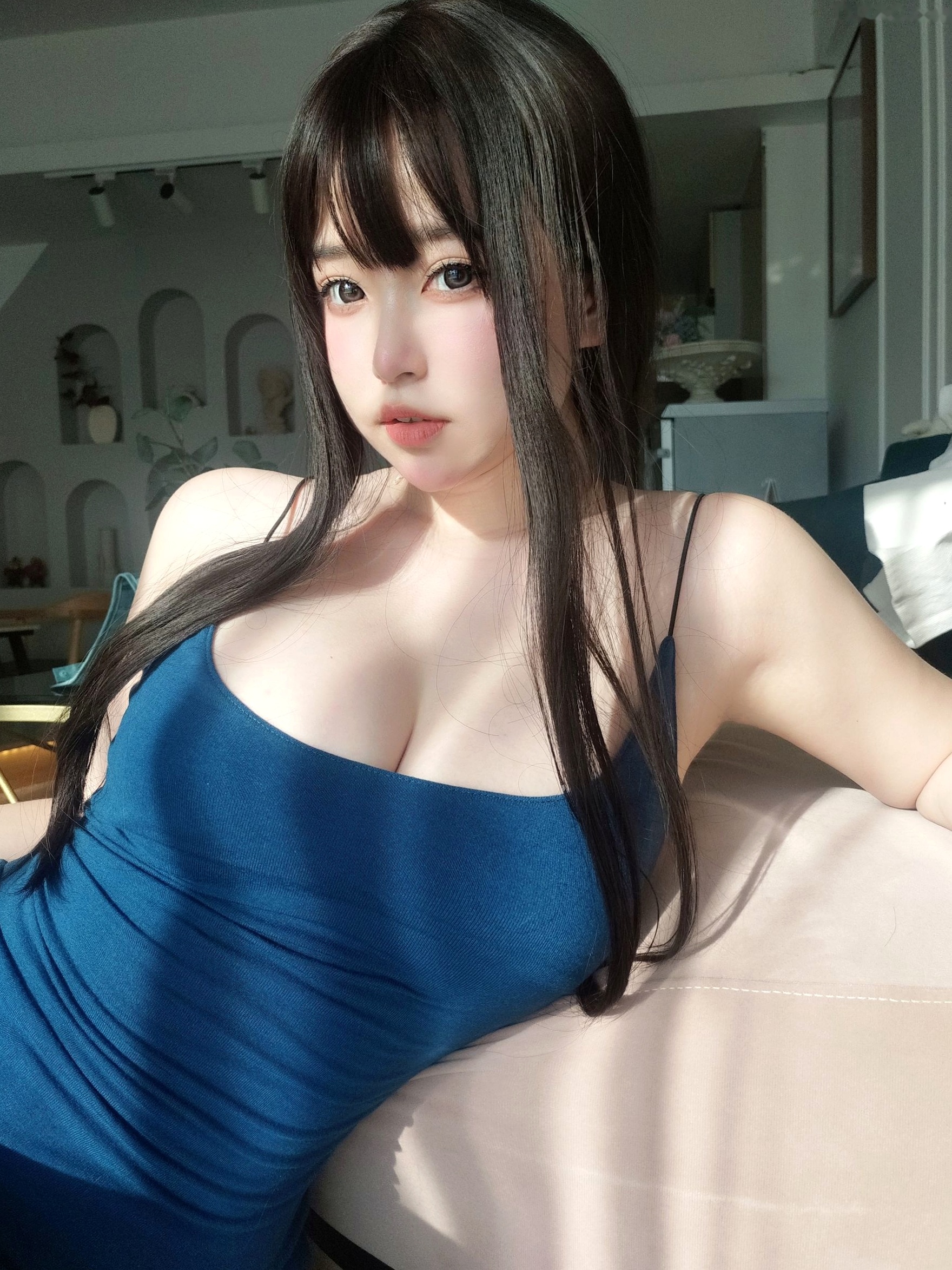 Gallery - 女主K-乘凉的姐姐：修身蓝裙家居私房写真，童颜巨乳清纯与性感的完美碰撞童颜巨乳性感诱惑家居私房照 女神私房照_秀色女神 - image 18