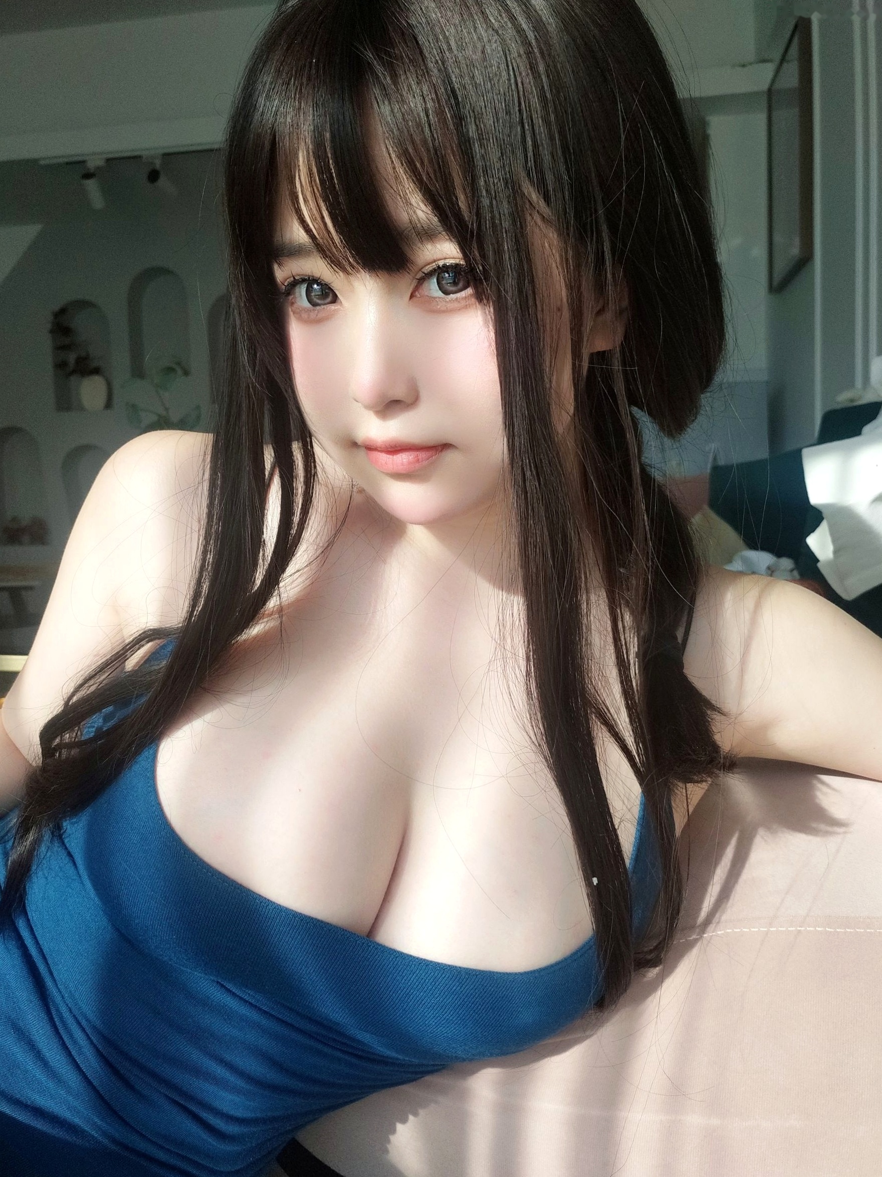 Gallery - 女主K-乘凉的姐姐：修身蓝裙家居私房写真，童颜巨乳清纯与性感的完美碰撞童颜巨乳性感诱惑家居私房照 女神私房照_秀色女神 - image 22