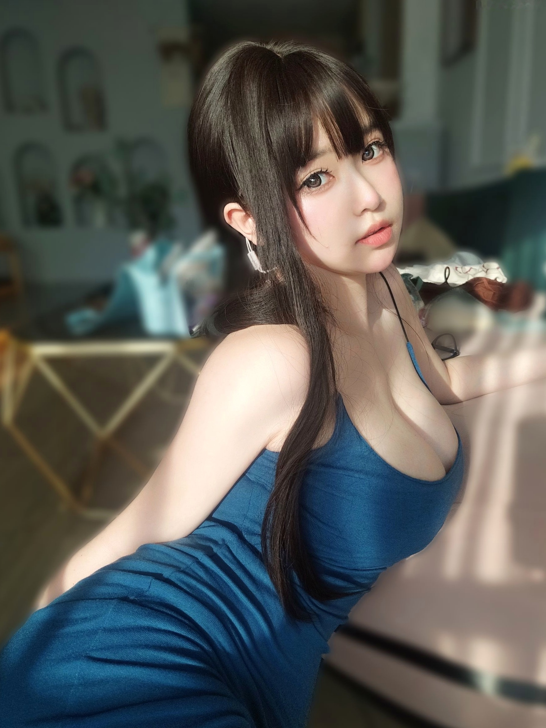 Gallery - 女主K-乘凉的姐姐：修身蓝裙家居私房写真，童颜巨乳清纯与性感的完美碰撞童颜巨乳性感诱惑家居私房照 女神私房照_秀色女神 - image 32