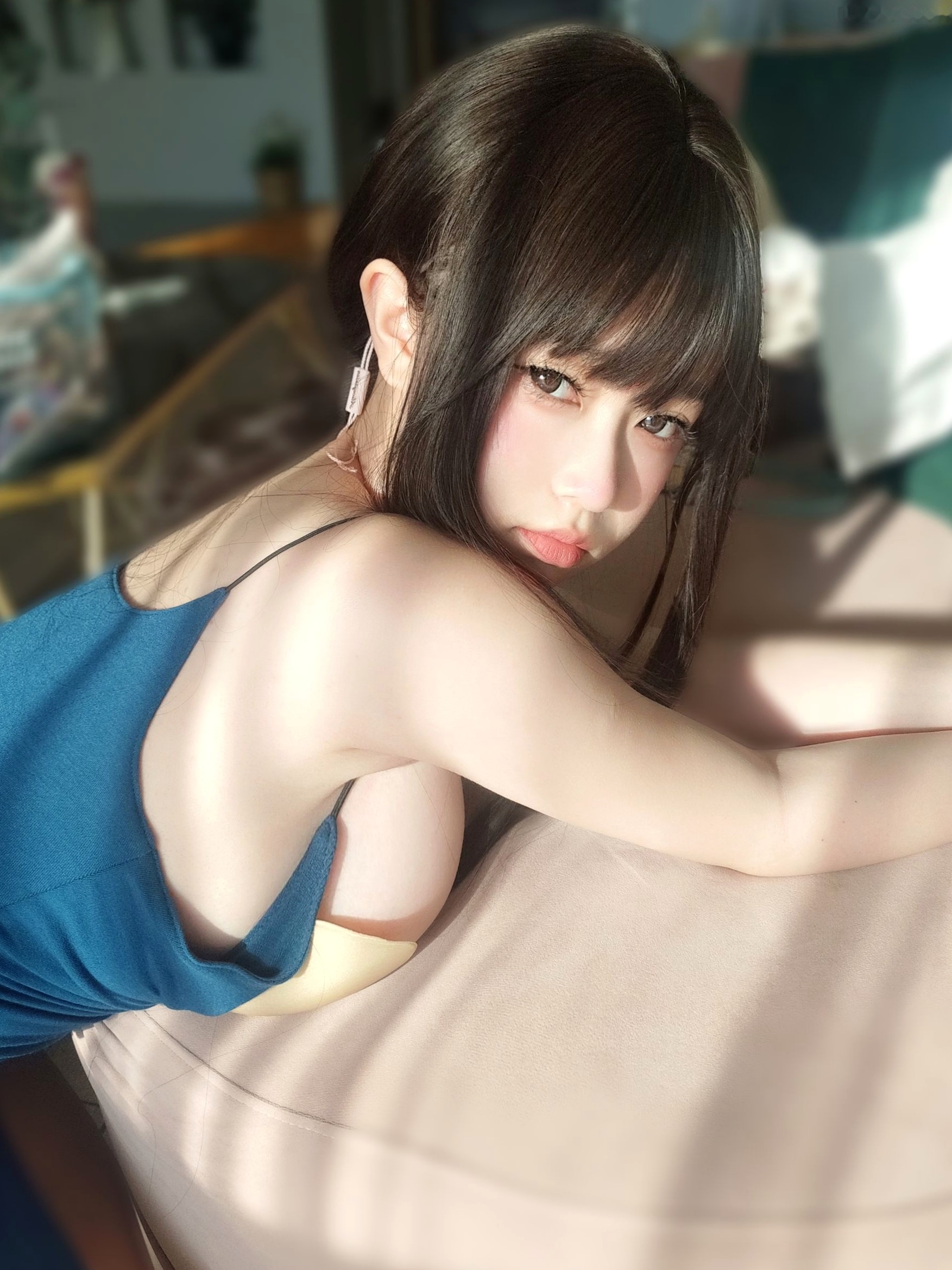 Gallery - 女主K-乘凉的姐姐：修身蓝裙家居私房写真，童颜巨乳清纯与性感的完美碰撞童颜巨乳性感诱惑家居私房照 女神私房照_秀色女神 - image 35