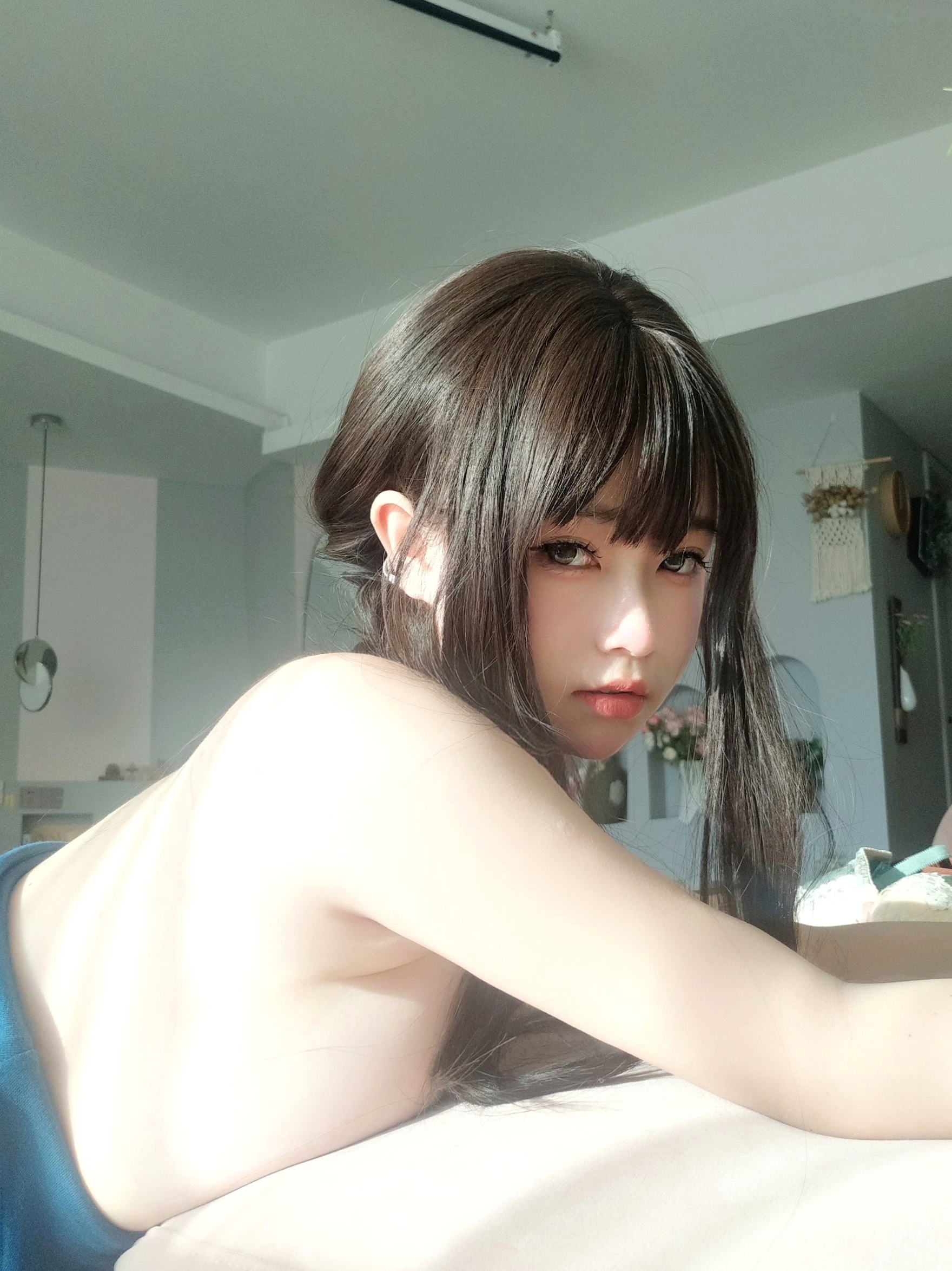 Gallery - 女主K-乘凉的姐姐：修身蓝裙家居私房写真，童颜巨乳清纯与性感的完美碰撞童颜巨乳性感诱惑家居私房照 女神私房照_秀色女神 - image 39