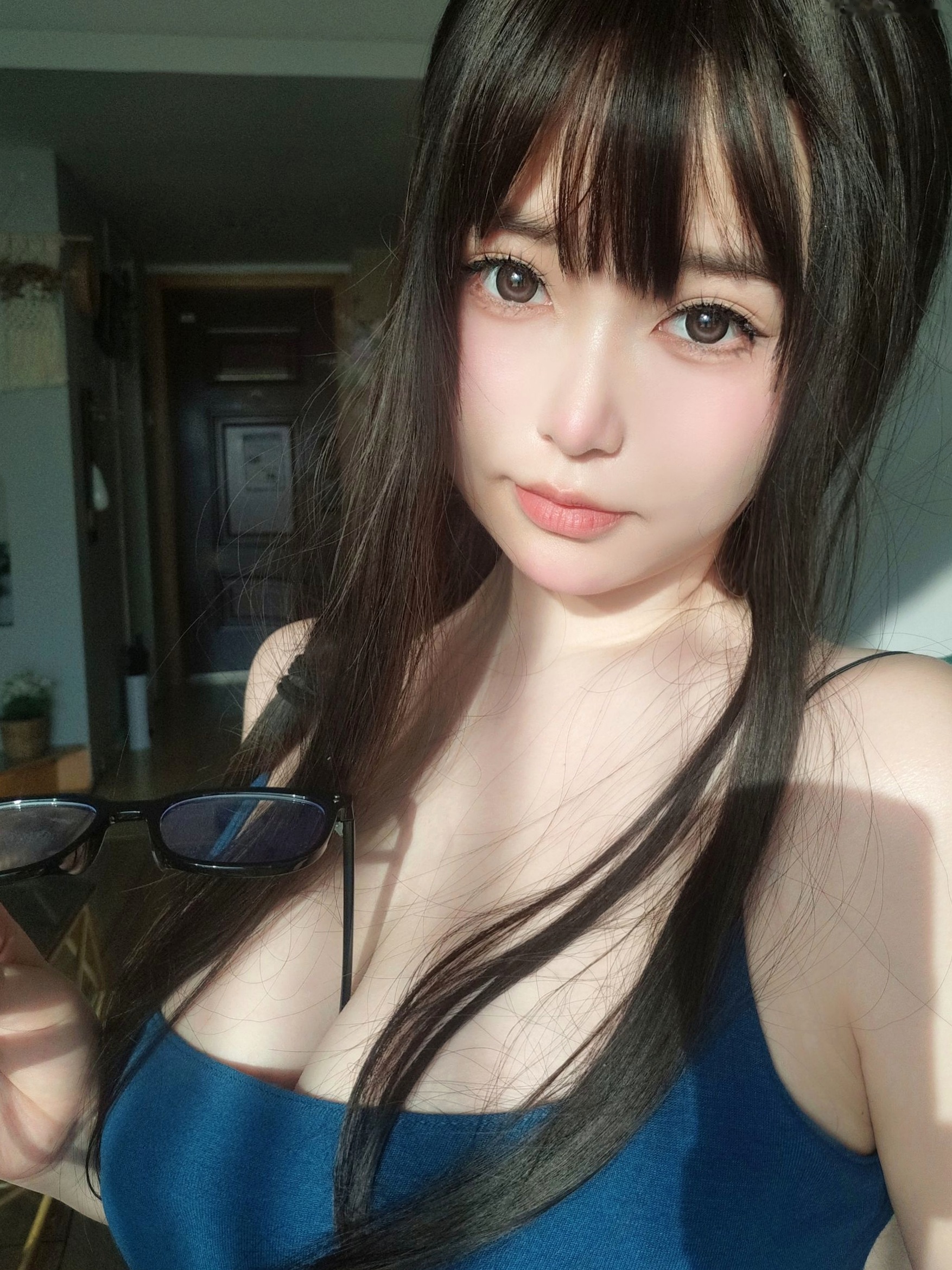 Gallery - 女主K-乘凉的姐姐：修身蓝裙家居私房写真，童颜巨乳清纯与性感的完美碰撞童颜巨乳性感诱惑家居私房照 女神私房照_秀色女神 - image 40