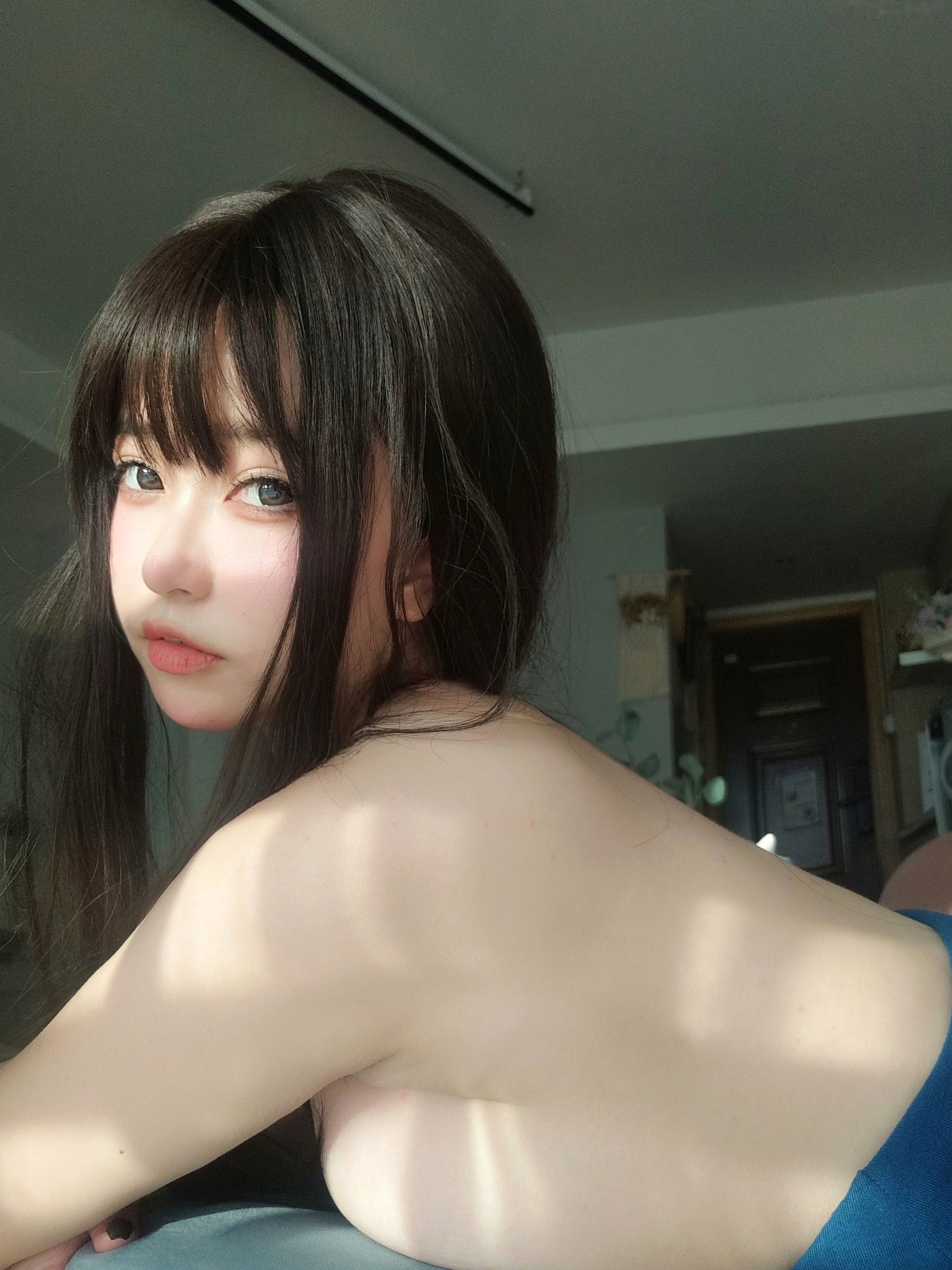 Gallery - 女主K-乘凉的姐姐：修身蓝裙家居私房写真，童颜巨乳清纯与性感的完美碰撞童颜巨乳性感诱惑家居私房照 女神私房照_秀色女神 - image 41