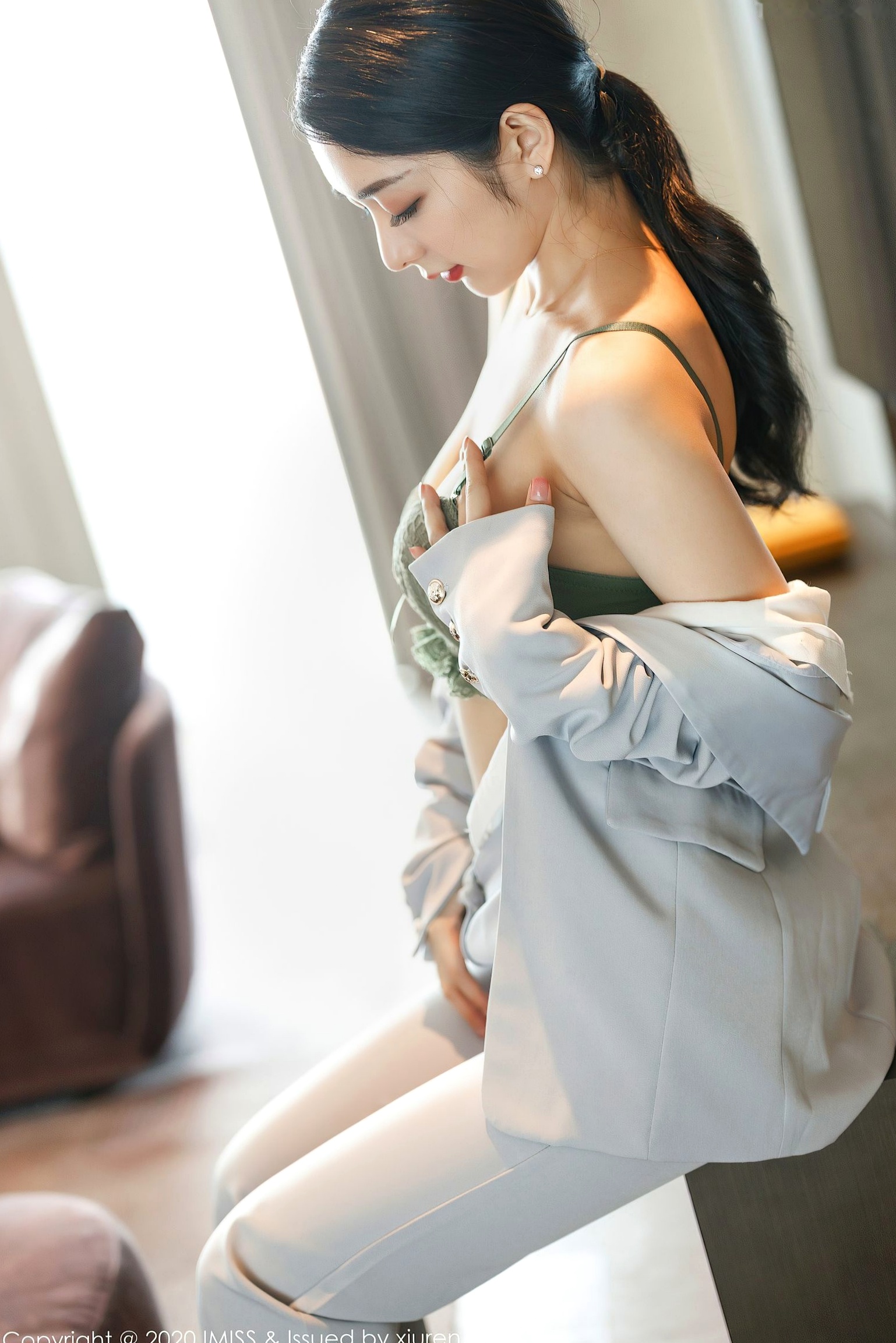 Gallery - IMiss爱蜜社 - Honey Club -483-小热巴：干练灰色西装与性感内衣碰撞，室内职场风私房写真，御姐诱惑，无圣光大尺度视觉盛宴爱蜜社 - Honey Club 性感制服诱惑私房照内衣大尺度 女神私房照_秀色女神 - image 22