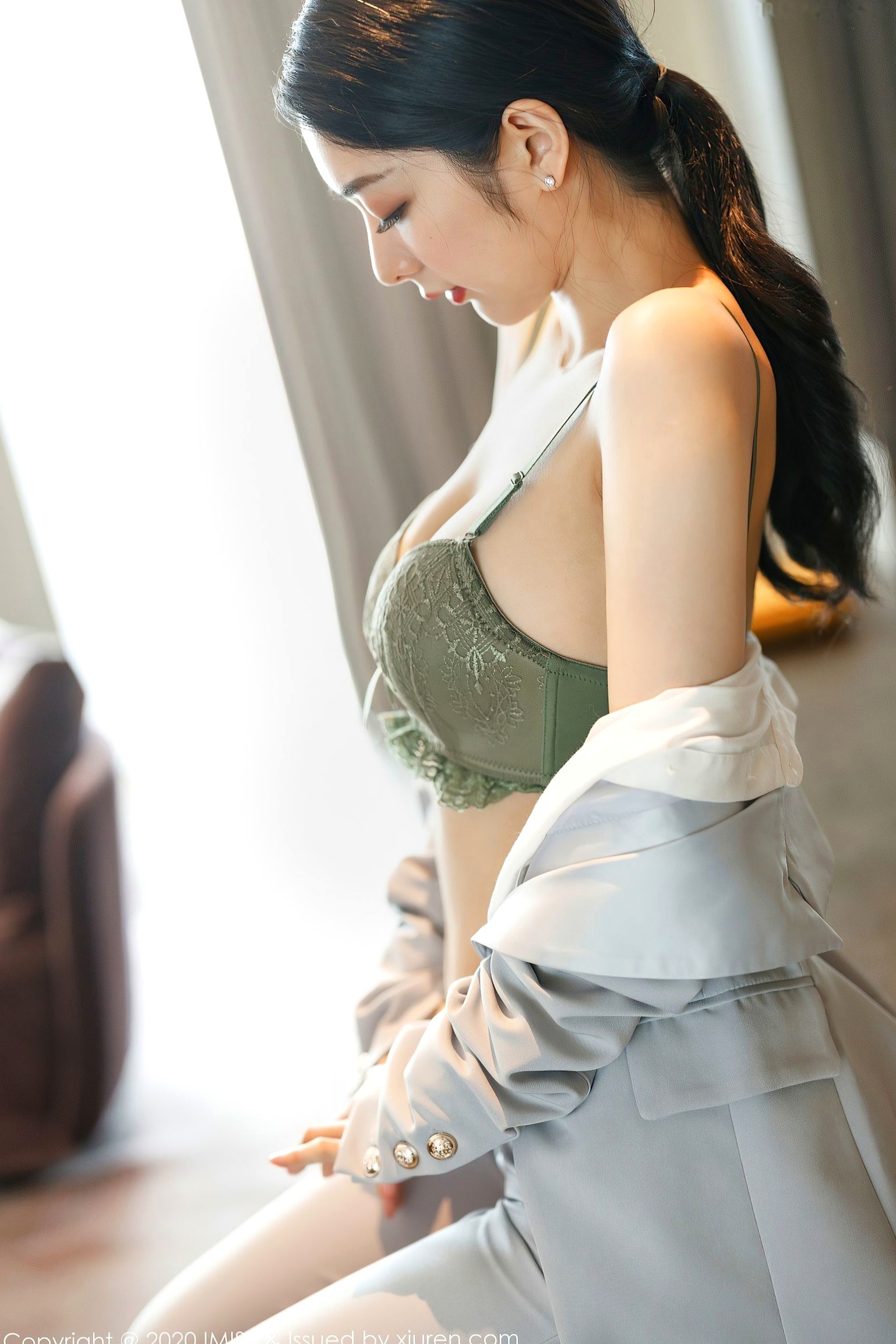 Gallery - IMiss爱蜜社 - Honey Club -483-小热巴：干练灰色西装与性感内衣碰撞，室内职场风私房写真，御姐诱惑，无圣光大尺度视觉盛宴爱蜜社 - Honey Club 性感制服诱惑私房照内衣大尺度 女神私房照_秀色女神 - image 23