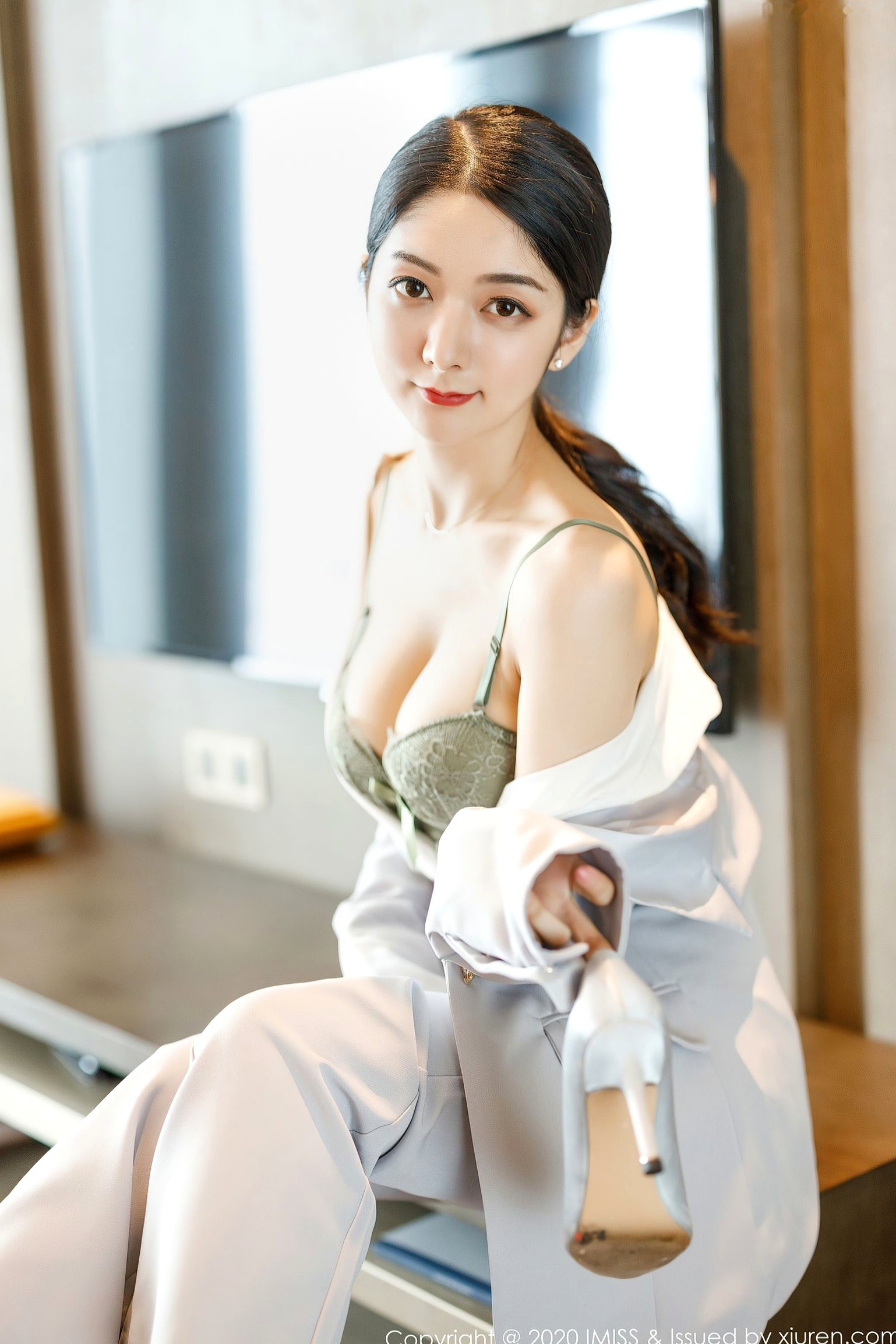 Gallery - IMiss爱蜜社 - Honey Club -483-小热巴：干练灰色西装与性感内衣碰撞，室内职场风私房写真，御姐诱惑，无圣光大尺度视觉盛宴爱蜜社 - Honey Club 性感制服诱惑私房照内衣大尺度 女神私房照_秀色女神 - image 27