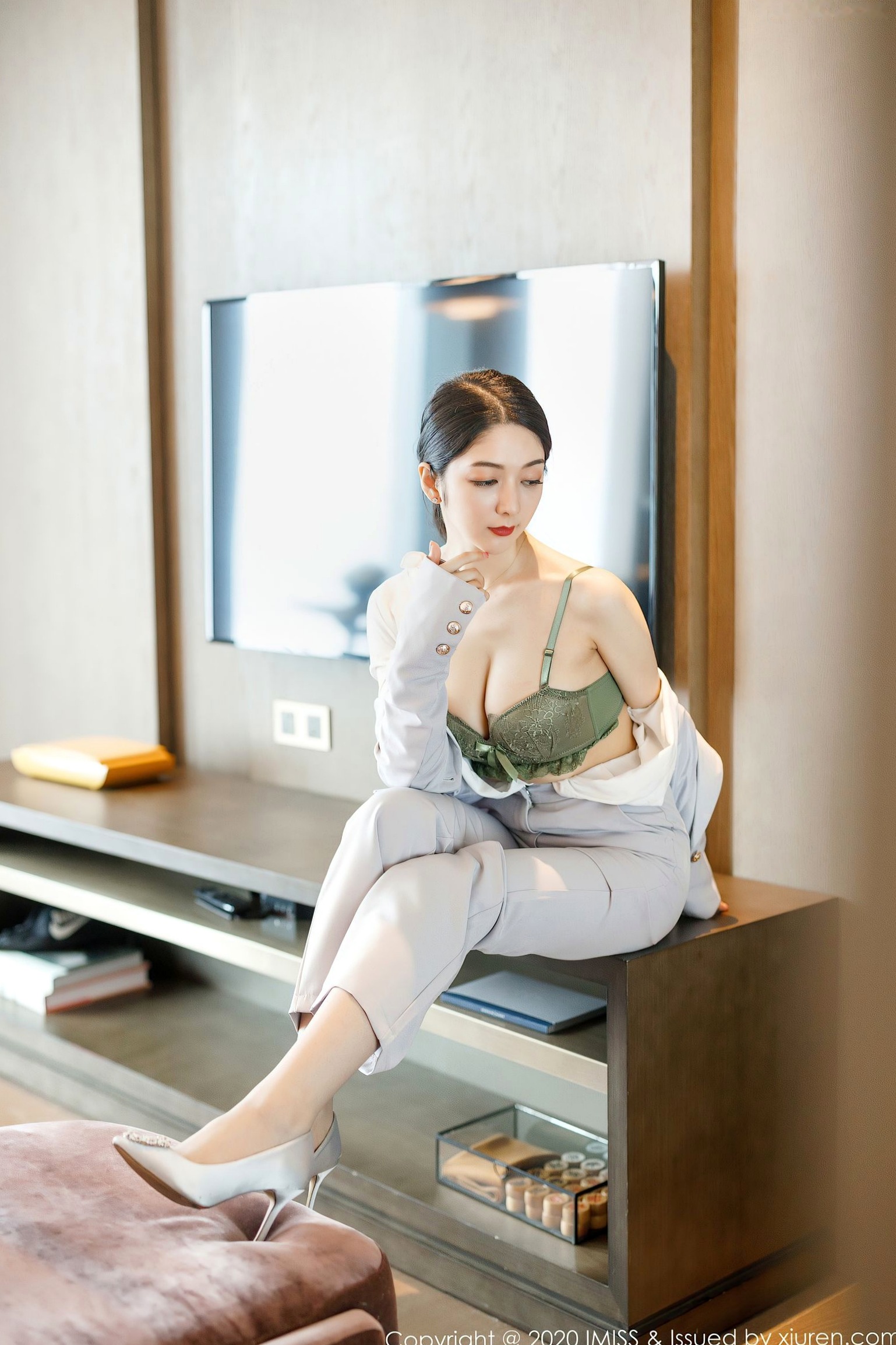 Gallery - IMiss爱蜜社 - Honey Club -483-小热巴：干练灰色西装与性感内衣碰撞，室内职场风私房写真，御姐诱惑，无圣光大尺度视觉盛宴爱蜜社 - Honey Club 性感制服诱惑私房照内衣大尺度 女神私房照_秀色女神 - image 33