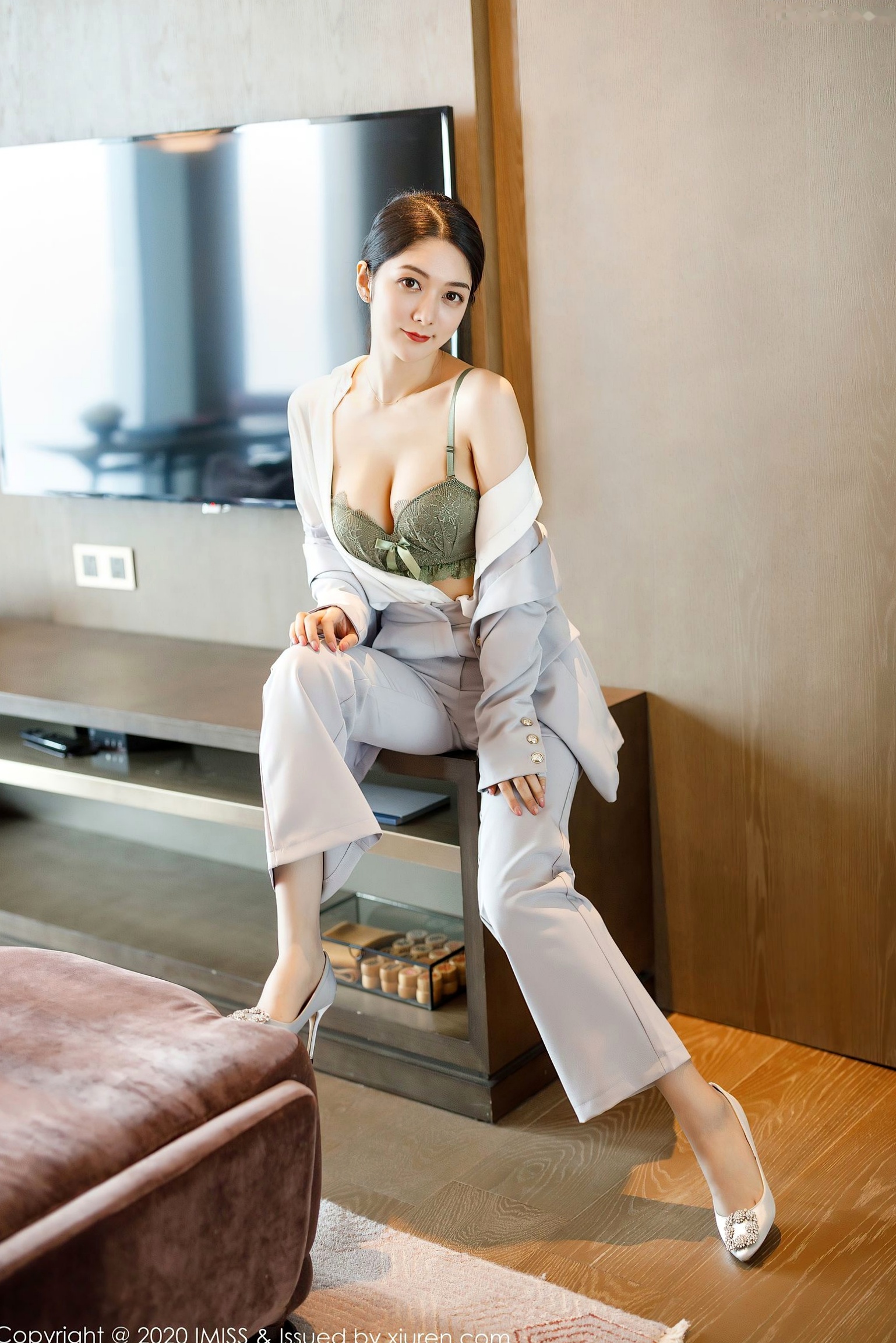Gallery - IMiss爱蜜社 - Honey Club -483-小热巴：干练灰色西装与性感内衣碰撞，室内职场风私房写真，御姐诱惑，无圣光大尺度视觉盛宴爱蜜社 - Honey Club 性感制服诱惑私房照内衣大尺度 女神私房照_秀色女神 - image 35