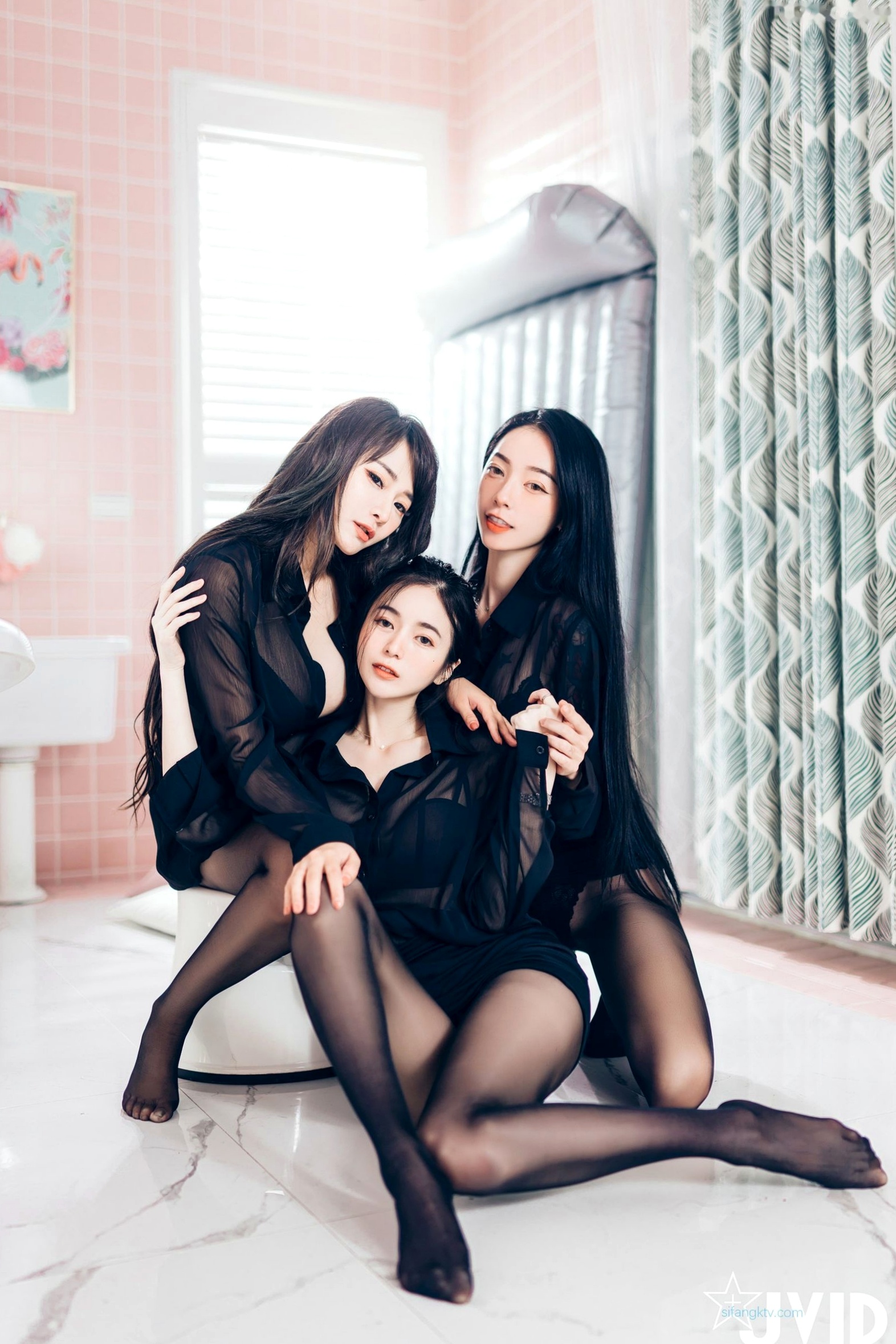 Gallery - JVID乐乐与飘飘：职场诱惑下的黑丝终极奥义，双人私房亲密写真，极致身材视觉盛宴性感诱惑私房照黑丝JVID 女神私房照_秀色女神 - image 5