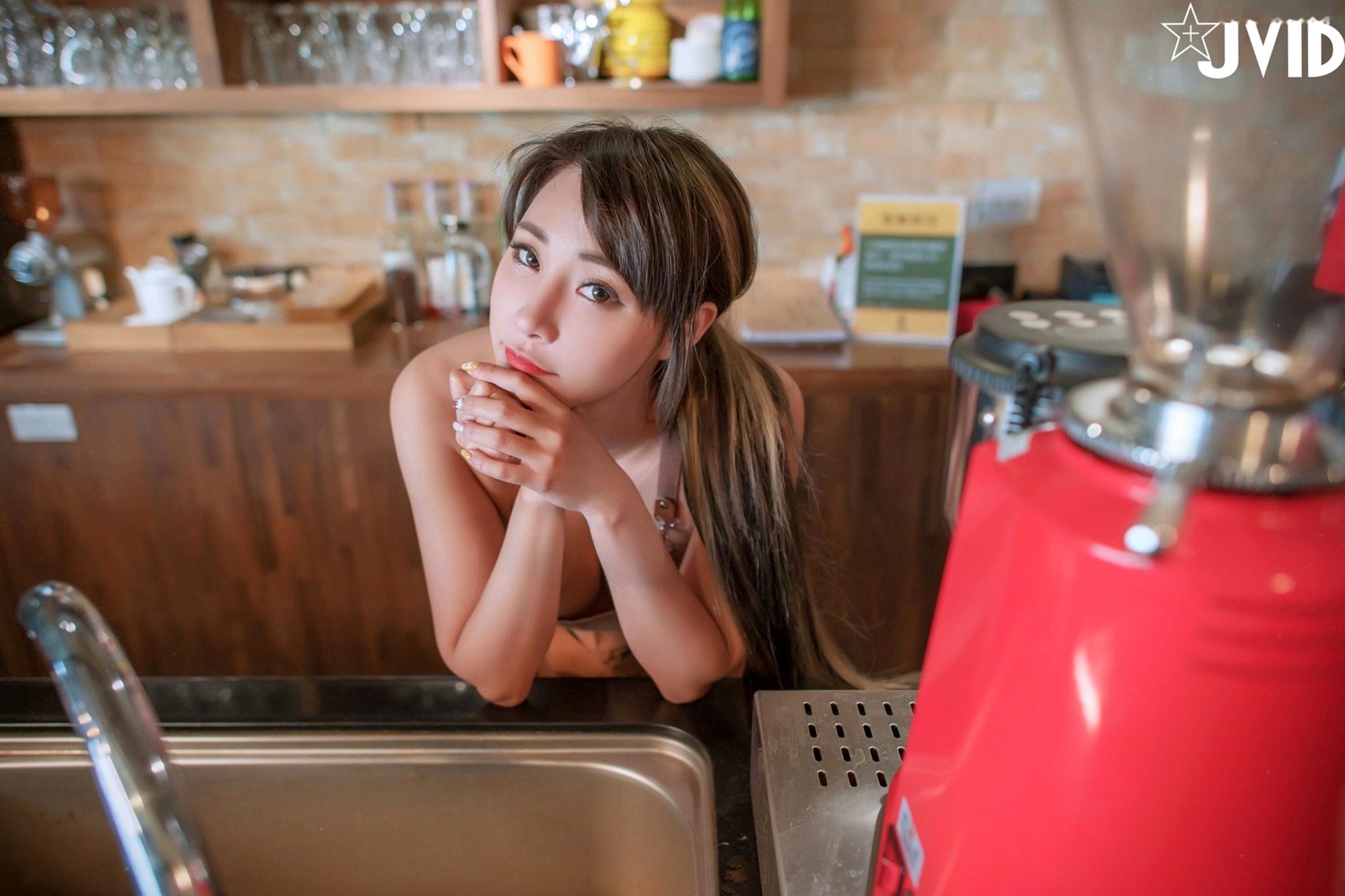 Gallery - JVID-乐乐：寂寞旅人咖啡馆围裙诱惑，大尺度私房写真演绎极致性感美臀与傲人身材JVID性感诱惑私房照大尺度 女神私房照_秀色女神 - image 36