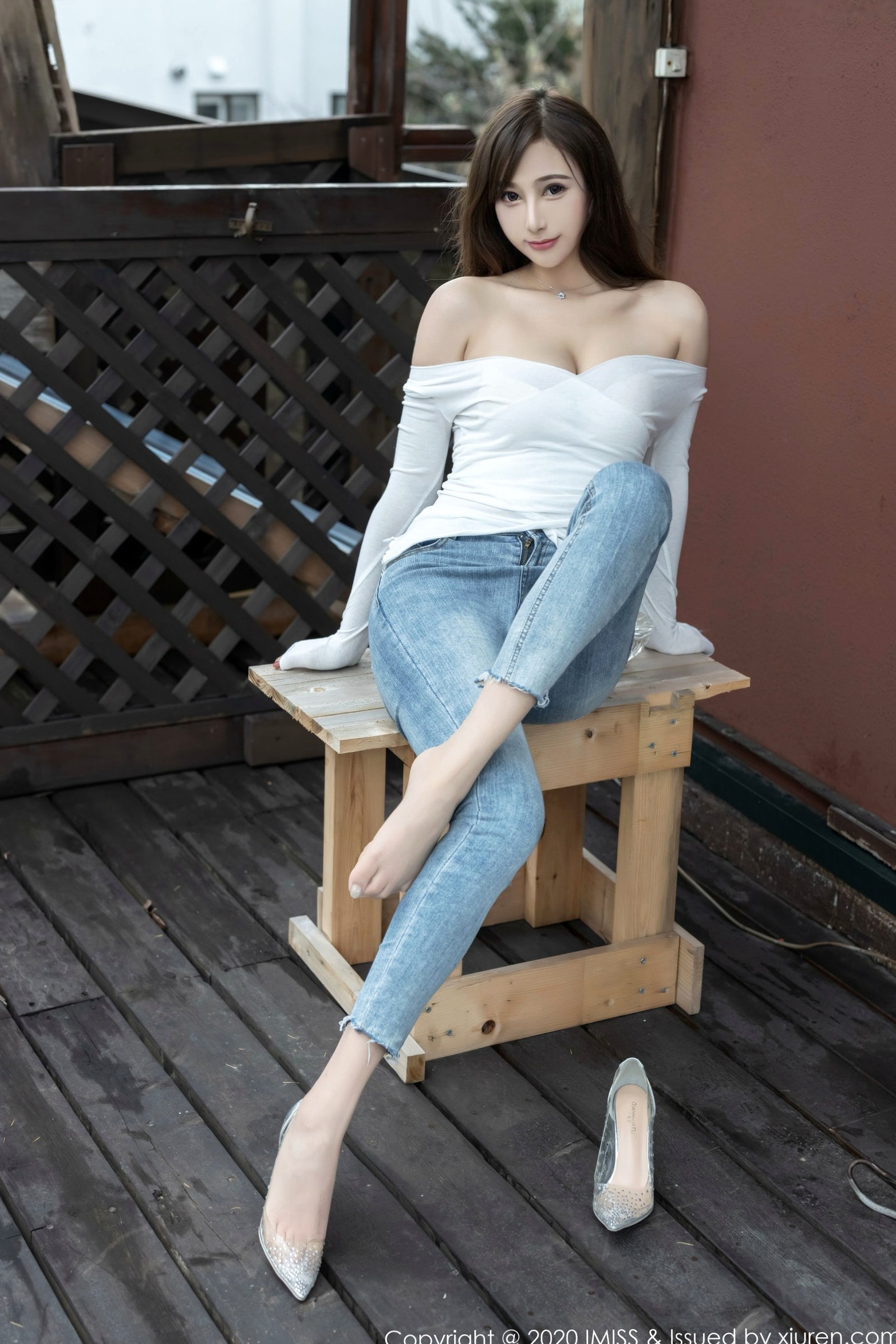 Gallery - IMiss爱蜜社 - Honey Club  Lavinia肉肉 北海道旅拍精选：黑色蕾丝内衣性感私房与户外时尚穿搭爱蜜社 - Honey Club 性感诱惑私房照美腿 女神私房照_秀色女神 - image 6