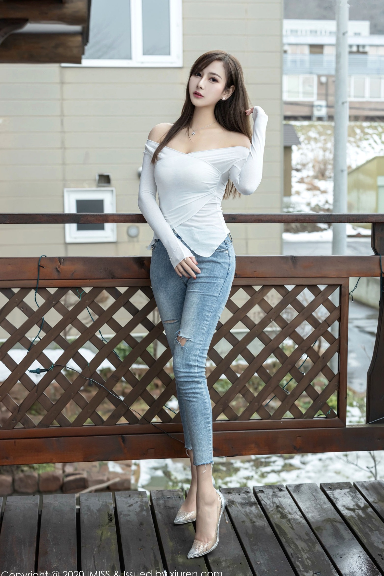 Gallery - IMiss爱蜜社 - Honey Club  Lavinia肉肉 北海道旅拍精选：黑色蕾丝内衣性感私房与户外时尚穿搭爱蜜社 - Honey Club 性感诱惑私房照美腿 女神私房照_秀色女神 - image 15