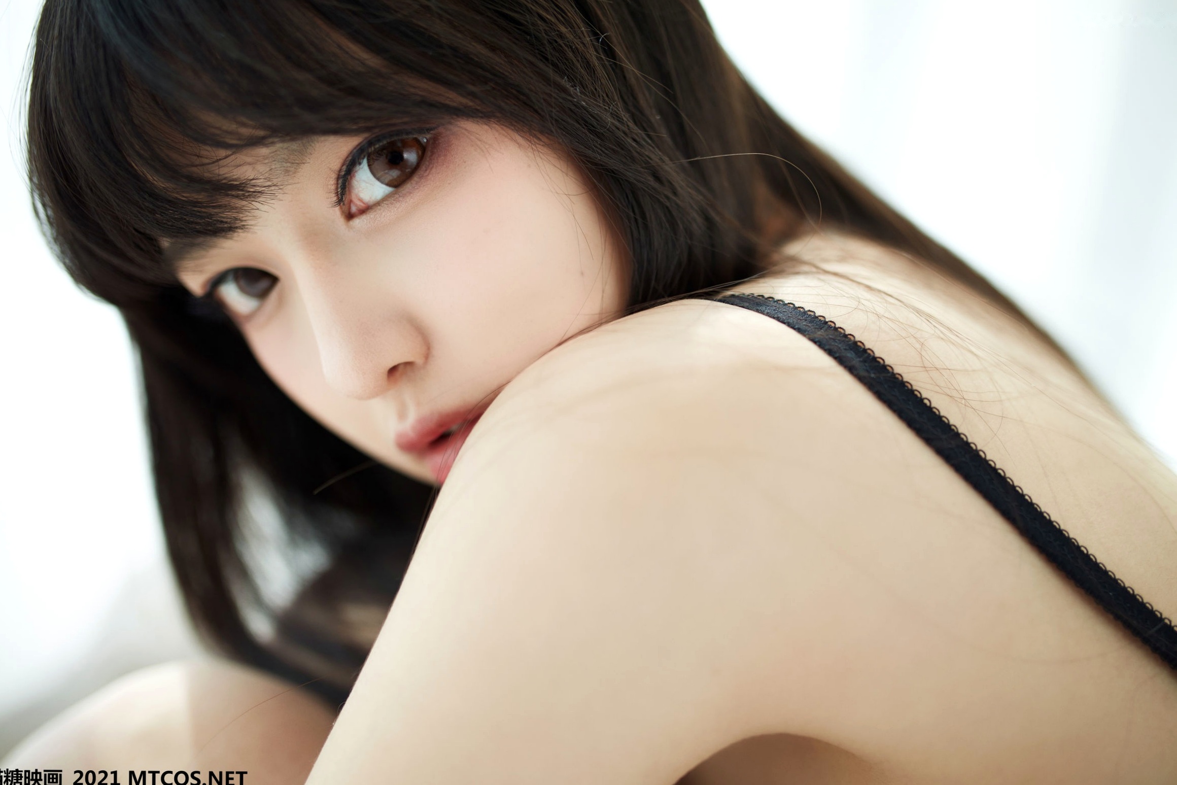 Gallery - MTCos喵糖映画-Vol.463-《窗前女友》：居家黑丝美腿私房，清新女神的反差诱惑黑丝美腿私房照性感清新 女神私房照_秀色女神 - image 3