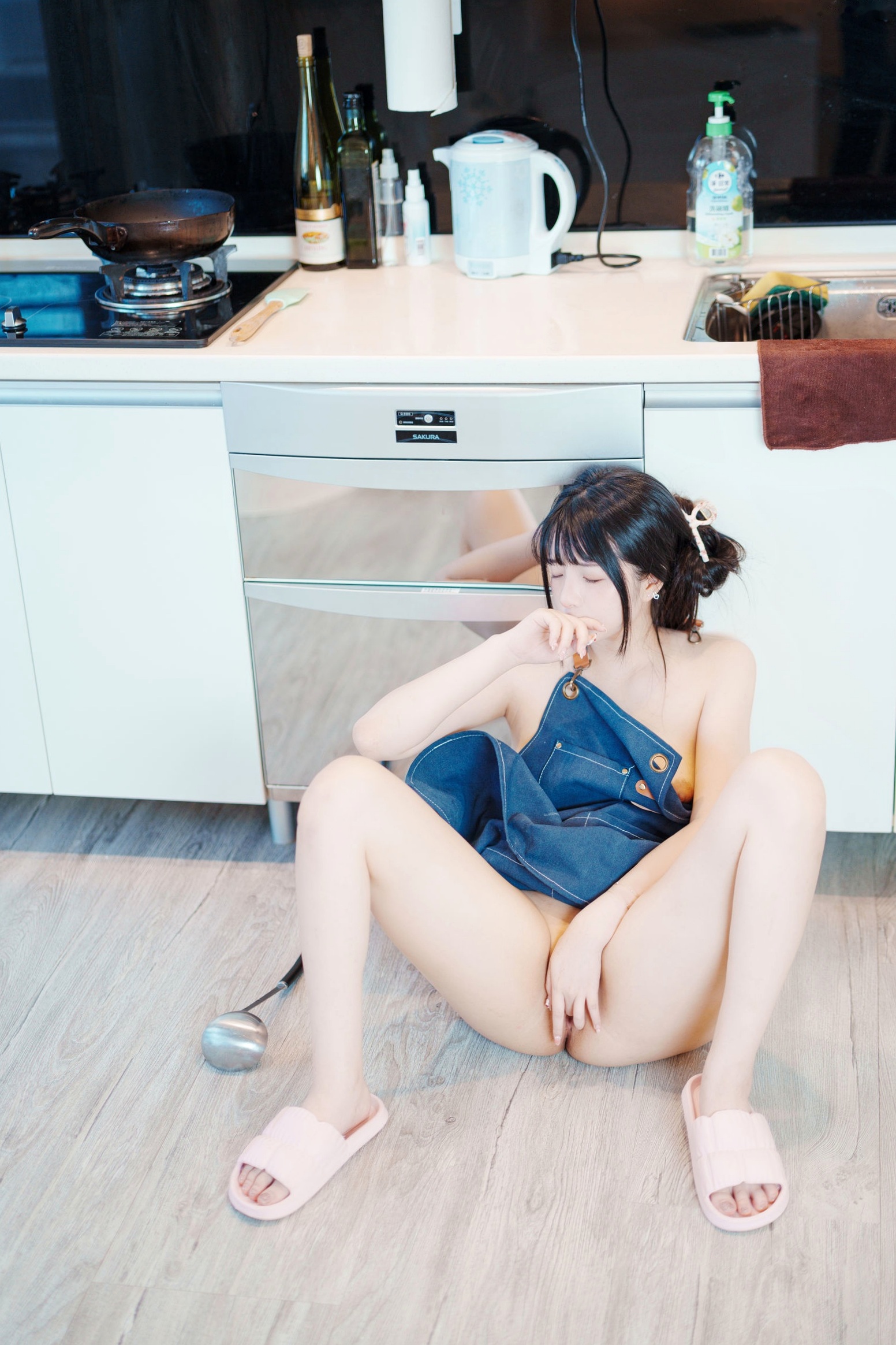 Gallery - 落落Raku-Your-Waifu-2022.12月订阅：清新治愈居家私房照，萌宠相伴尽显少女诱惑私房照治愈系诱惑家居 女神私房照_秀色女神 - image 69